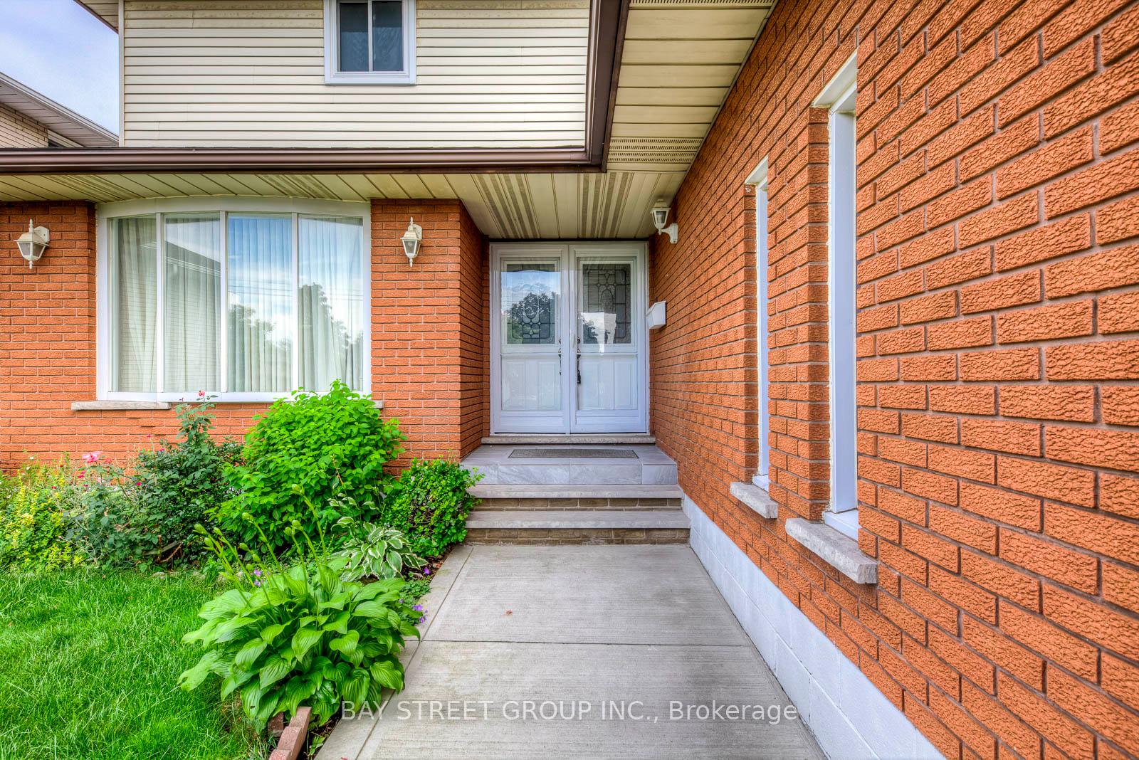 Photo 3 of 55 Milano Court, Hamilton, Gurnett — HOMEH