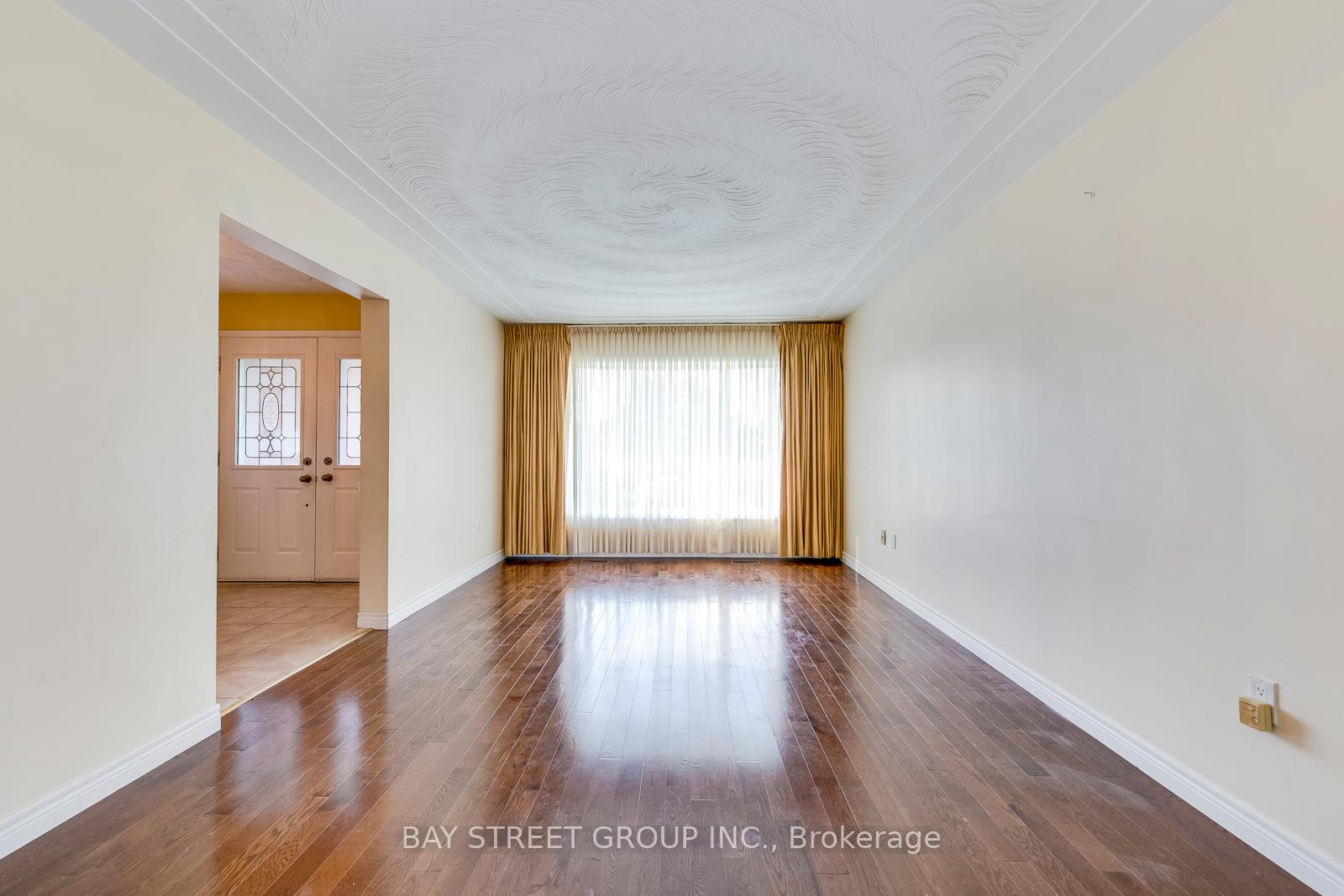 Photo 5 of 55 Milano Court, Hamilton, Gurnett — HOMEH