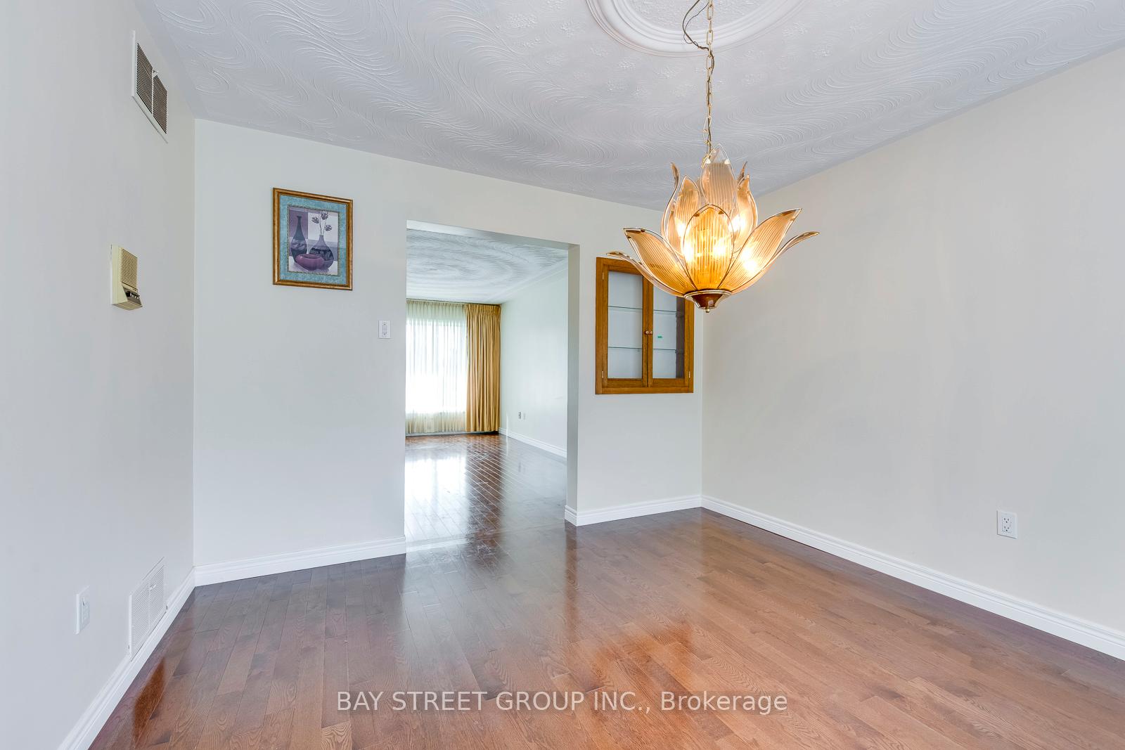 Photo 9 of 55 Milano Court, Hamilton, Gurnett — HOMEH