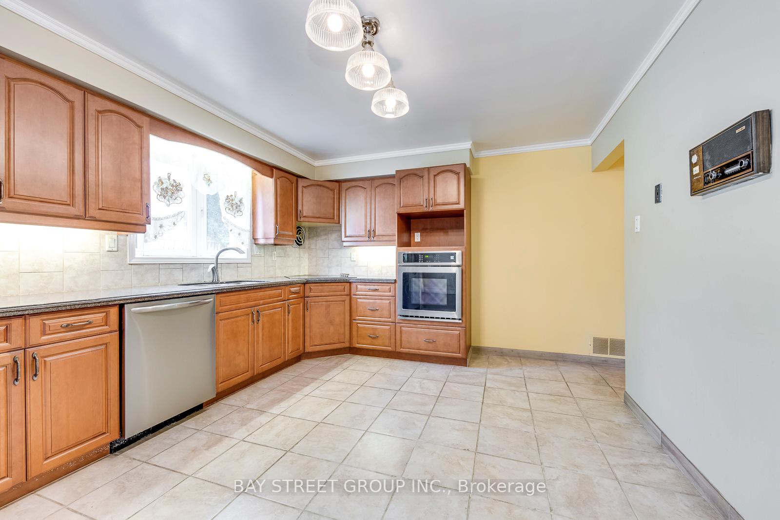 Photo 12 of 55 Milano Court, Hamilton, Gurnett — HOMEH