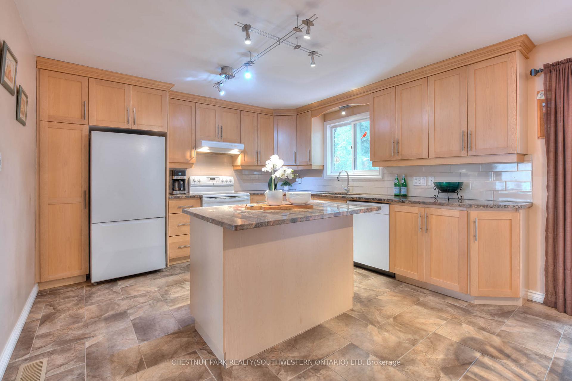 Photo 9 of 105 Sabrina Crescent, Kitchener — HOMEH