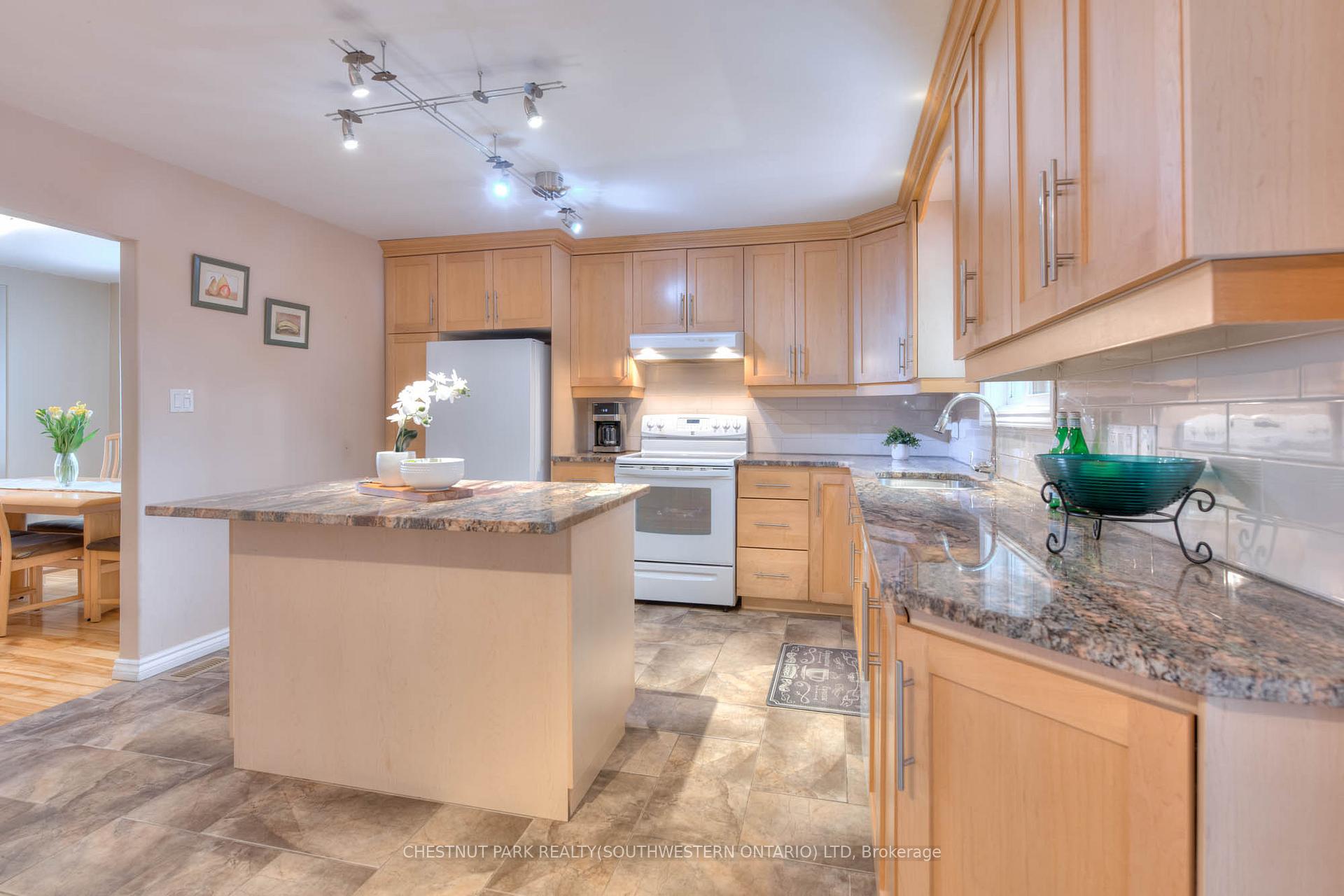Photo 13 of 105 Sabrina Crescent, Kitchener — HOMEH