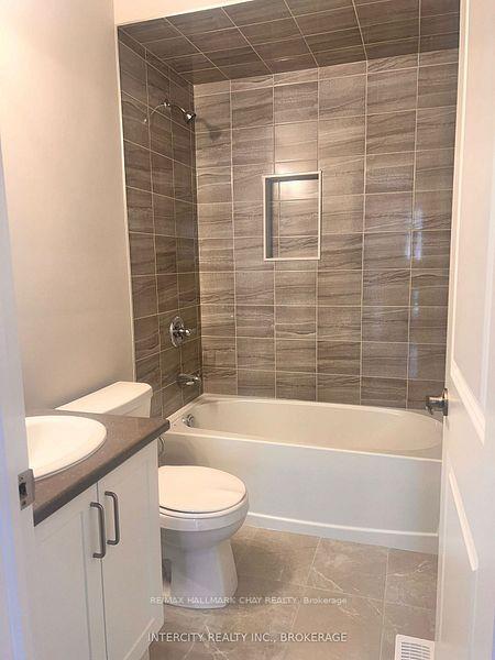 Photo 23 of 94 Aquasanta Crescent, Hamilton, Ryckmans — HOMEH