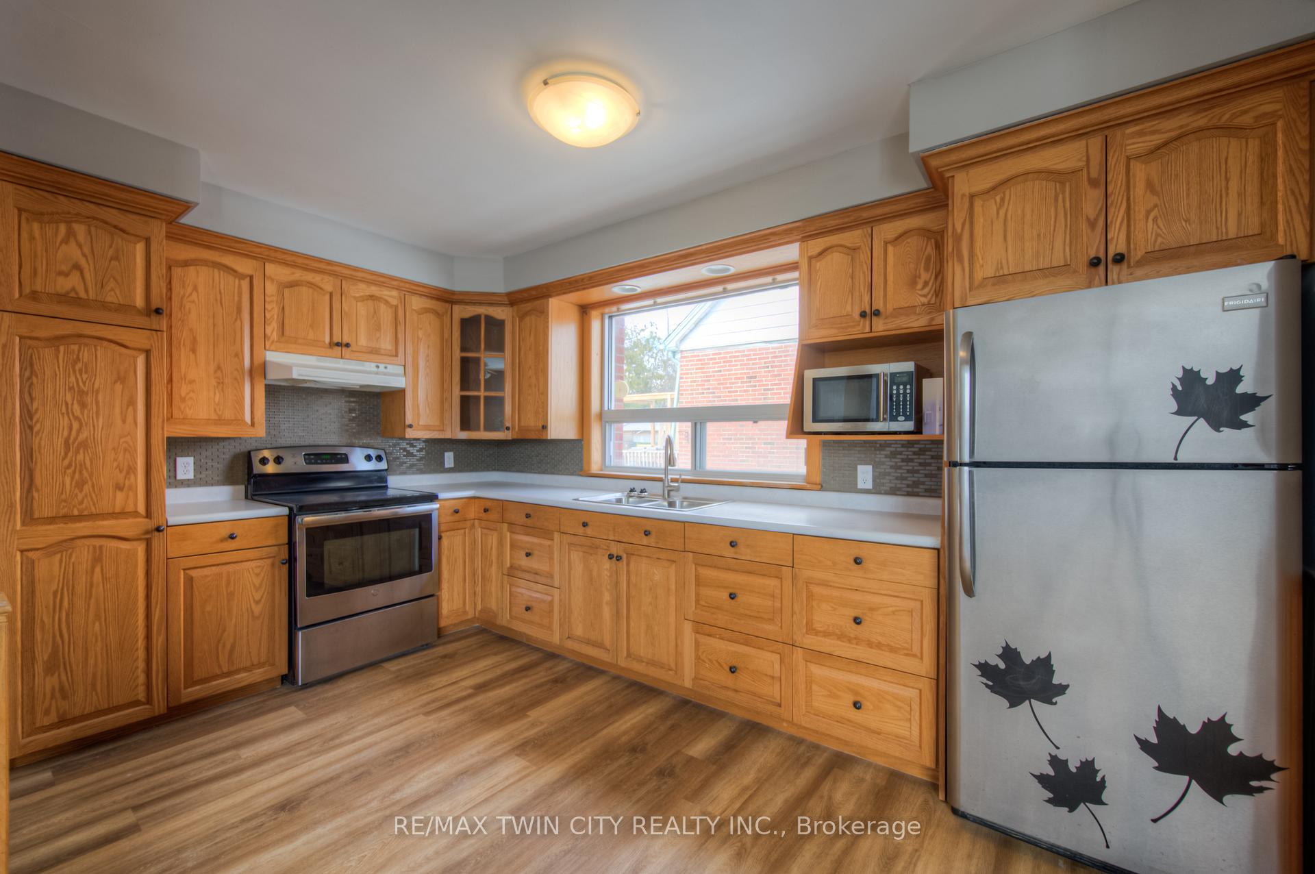 Photo 6 of 301 Highland Road E, Kitchener — HOMEH
