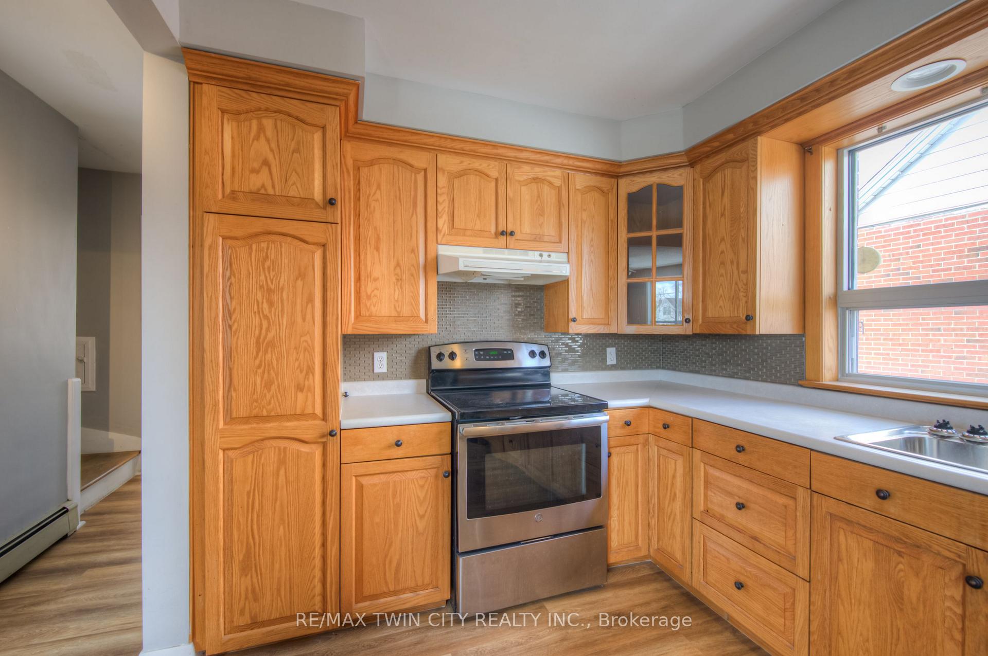 Photo 7 of 301 Highland Road E, Kitchener — HOMEH