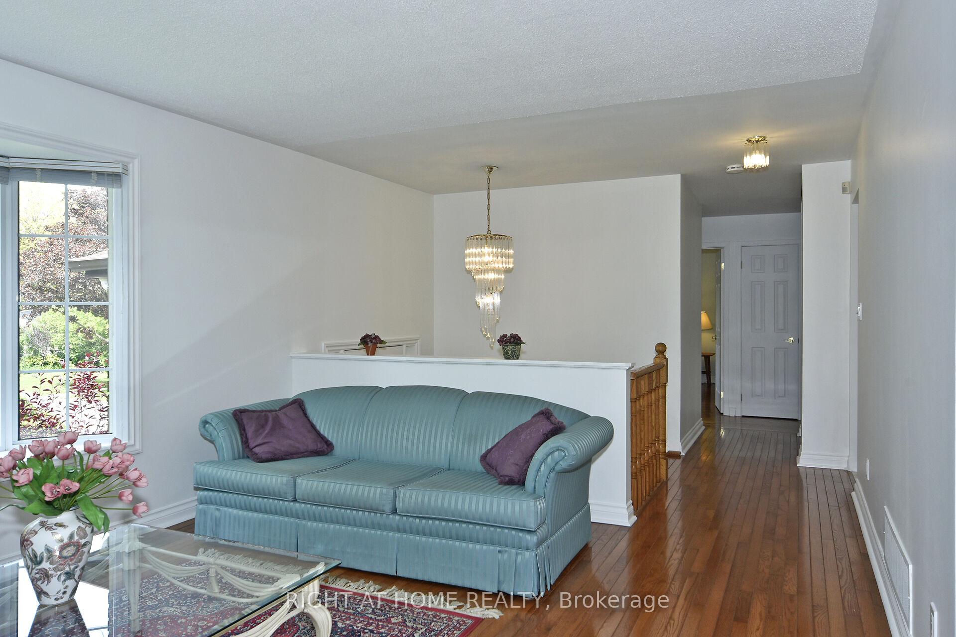 Photo 3 of 102 Romfield Circuit, Markham, Royal Orchard — HOMEH