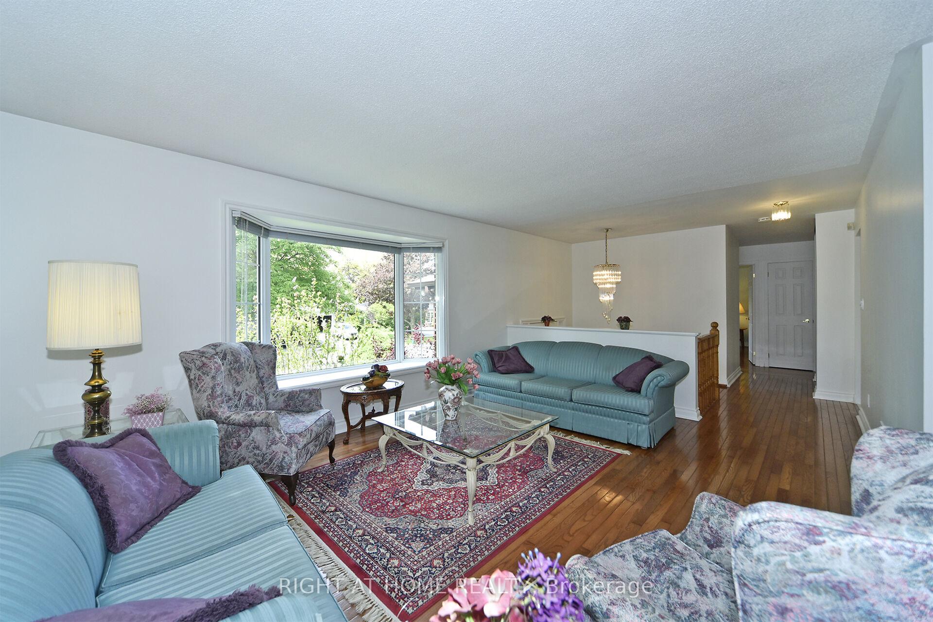 Photo 4 of 102 Romfield Circuit, Markham, Royal Orchard — HOMEH