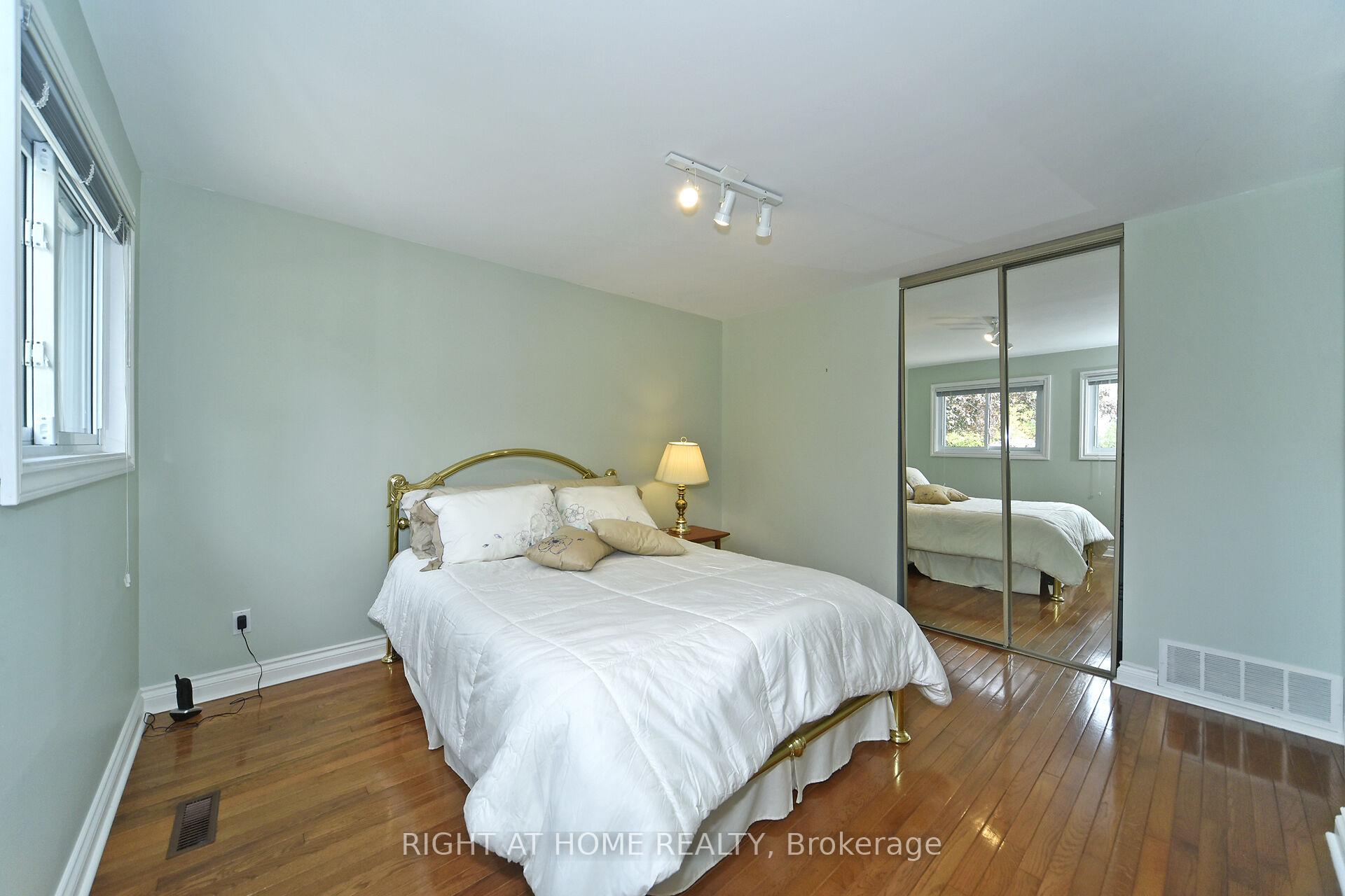 Photo 13 of 102 Romfield Circuit, Markham, Royal Orchard — HOMEH