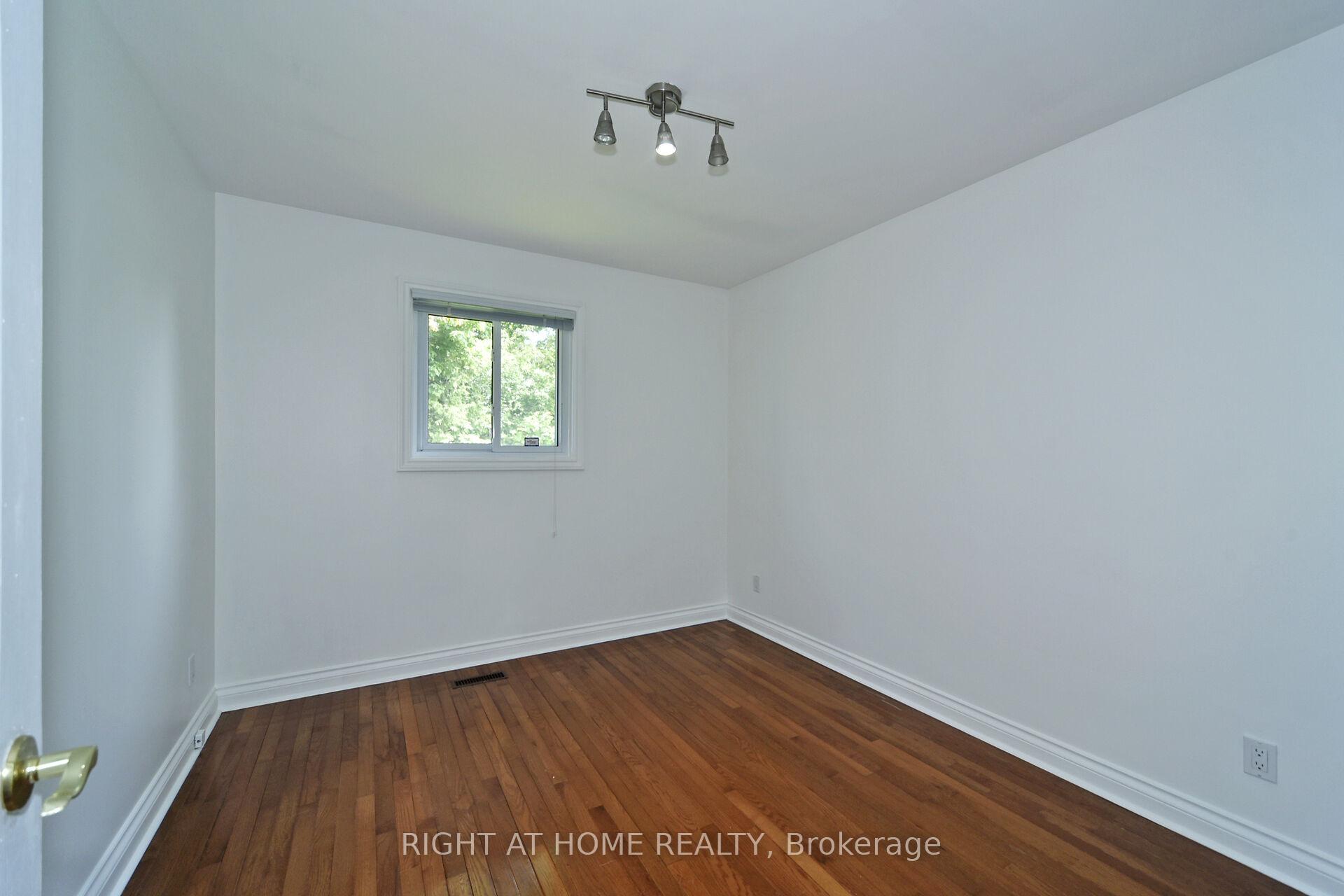 Photo 16 of 102 Romfield Circuit, Markham, Royal Orchard — HOMEH