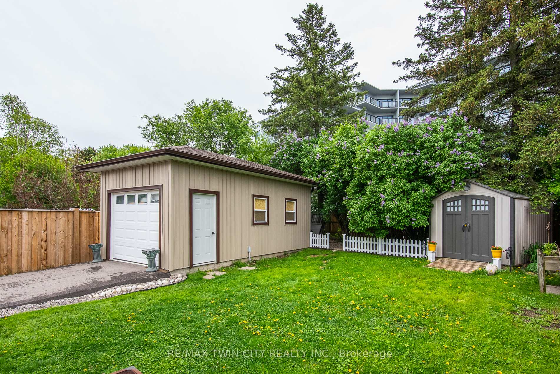 Photo 5 of 109 Selkirk Drive, Kitchener — HOMEH