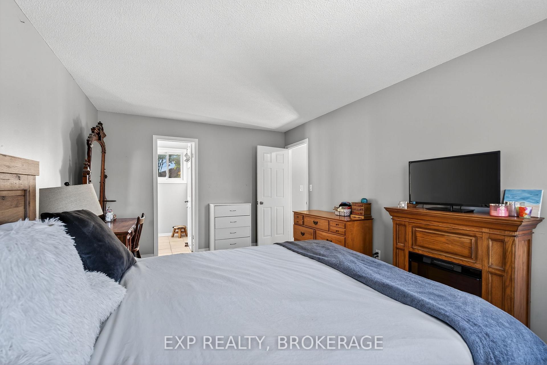 Photo 3 of 50 Chartwell Crescent, Kingston, Kingston East (Incl Barret Crt) — HOMEH