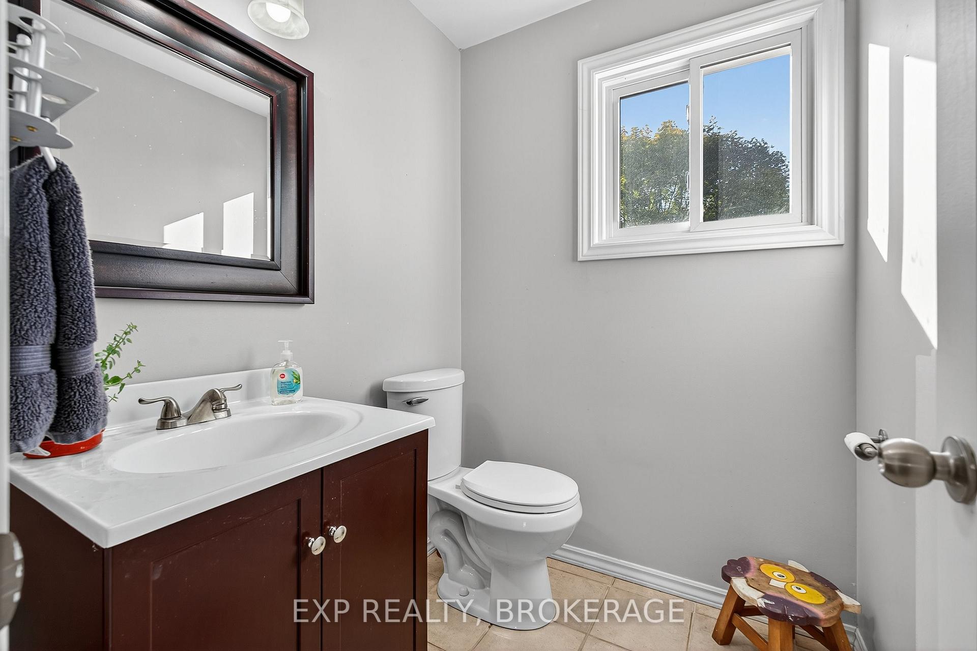 Photo 4 of 50 Chartwell Crescent, Kingston, Kingston East (Incl Barret Crt) — HOMEH