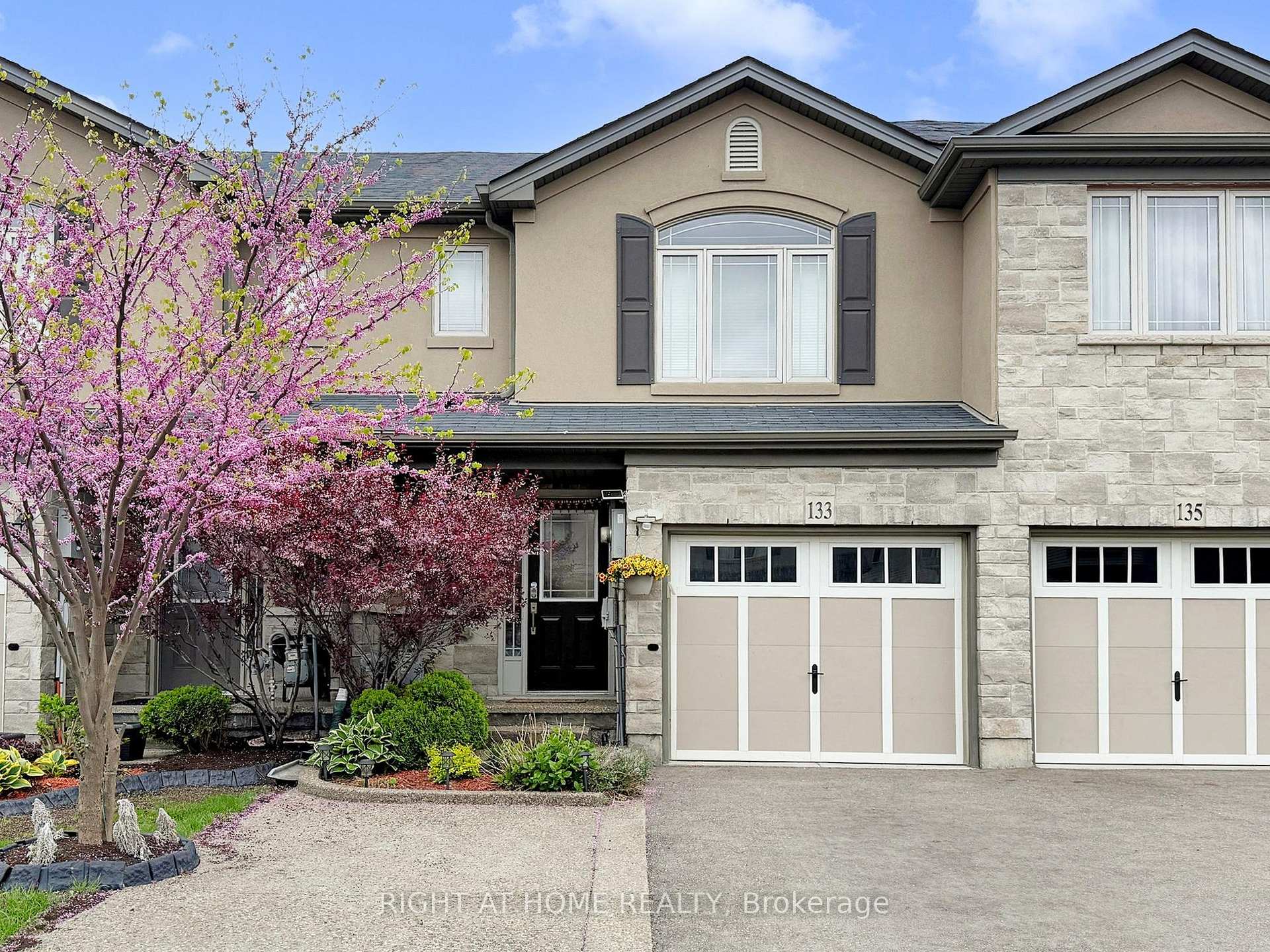 Photo 3 of 133 Westbank Trail, Hamilton, Stoney Creek — HOMEH