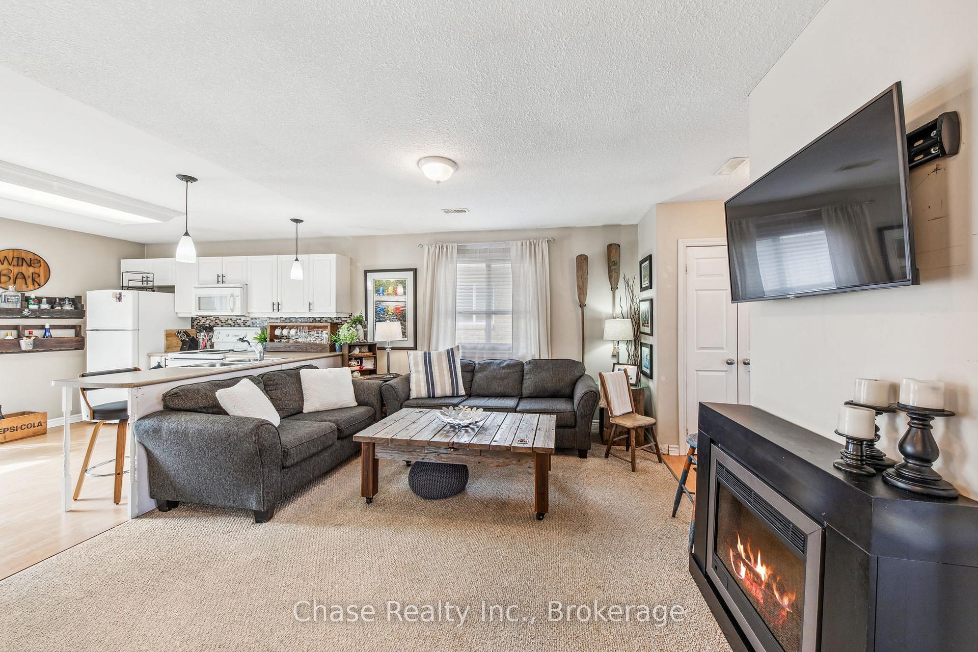 Photo 5 of 239 Yonge Street, Midland — HOMEH