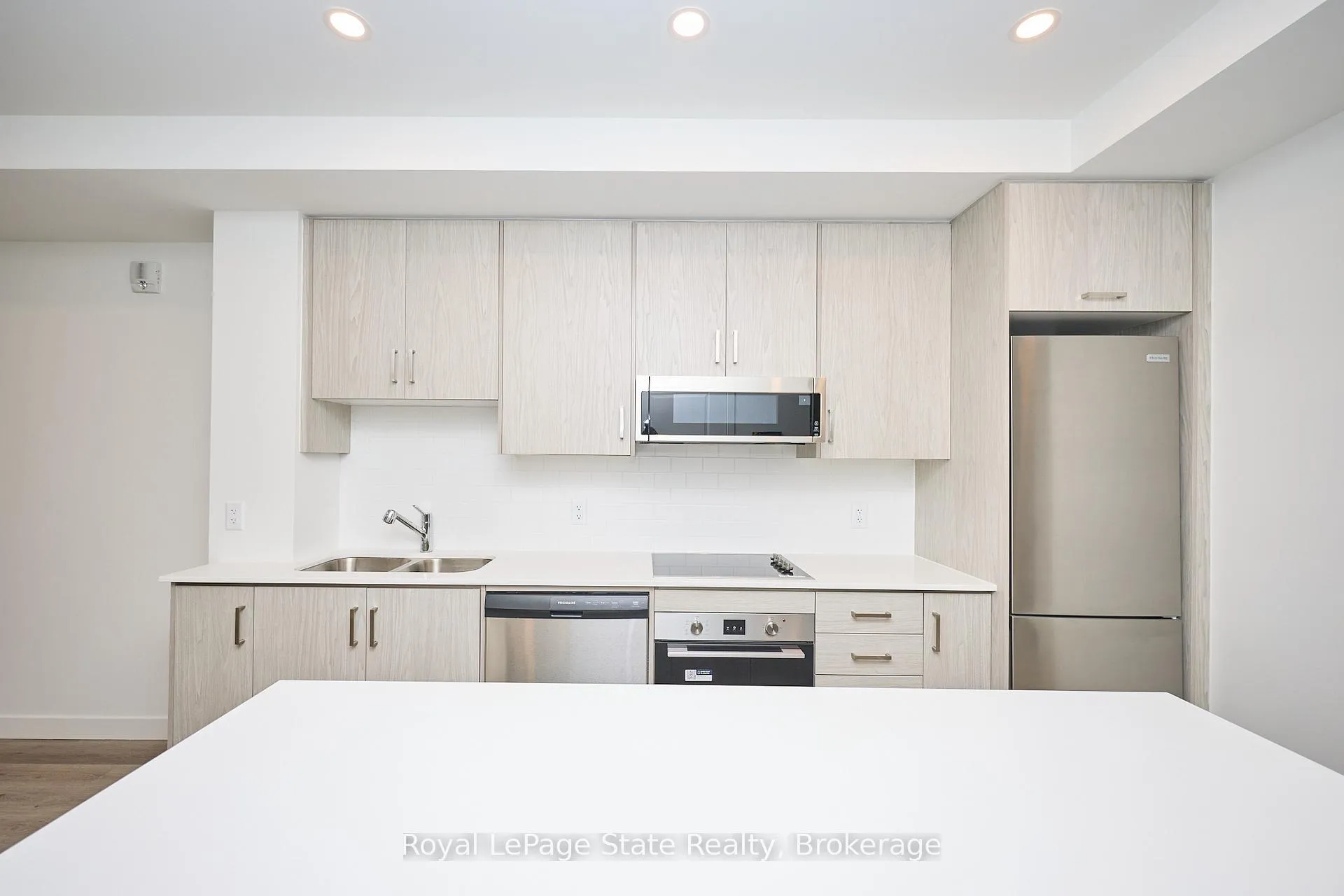 Photo 2 of Unit 210, 461 Green Road, Hamilton, Lakeshore — HOMEH