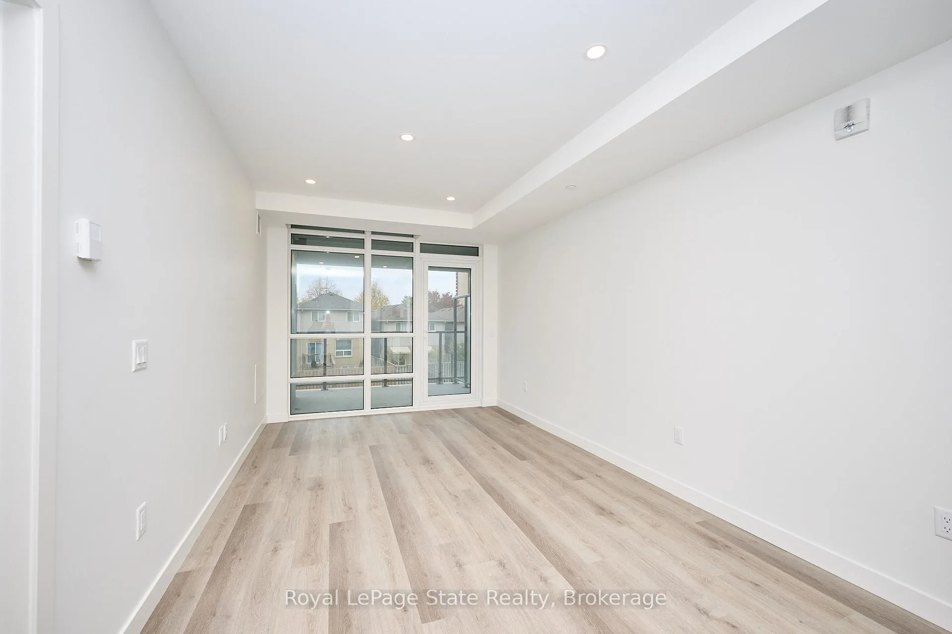 Photo 4 of Unit 210, 461 Green Road, Hamilton, Lakeshore — HOMEH