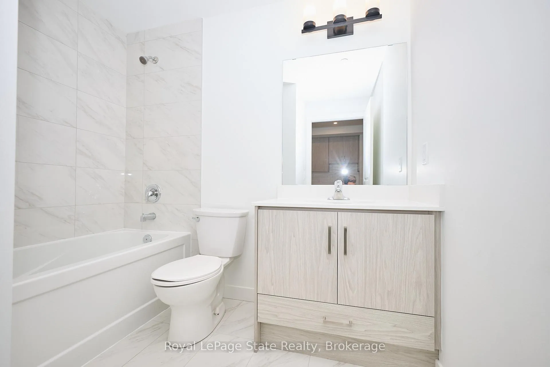 Photo 10 of Unit 210, 461 Green Road, Hamilton, Lakeshore — HOMEH