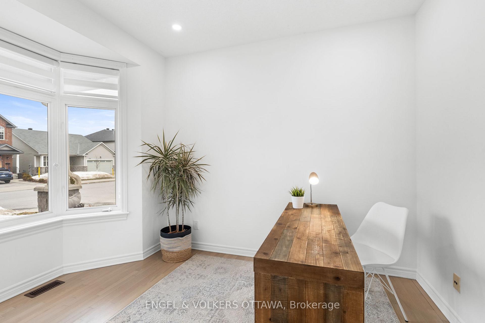 Photo 4 of 325 Bobolink Ridge, Ottawa, Kanata - Emerald Meadows/Trailwest — HOMEH