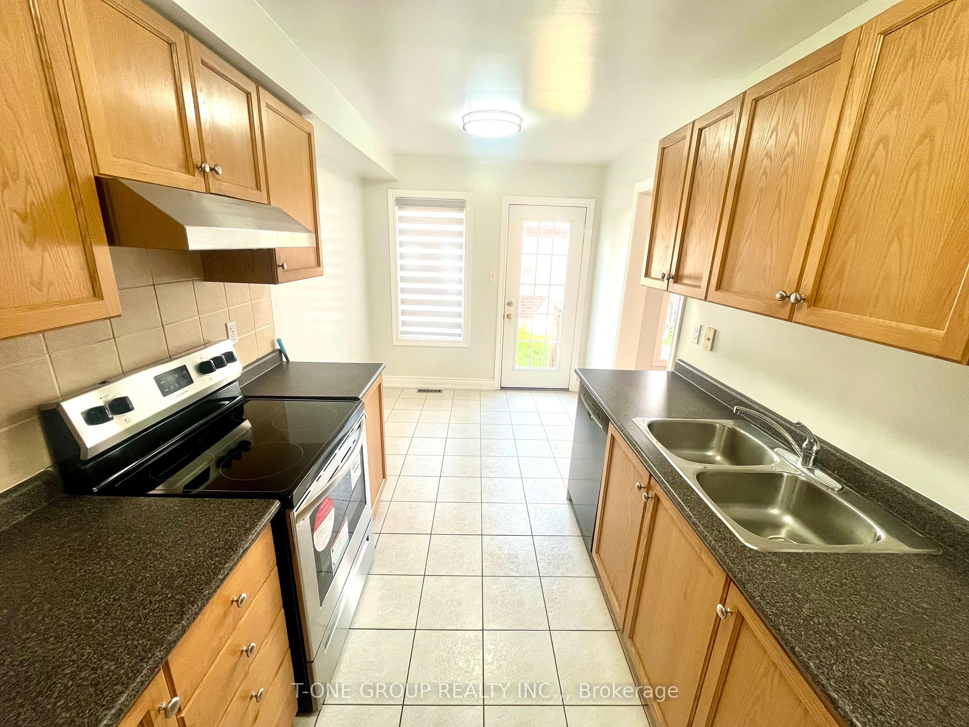 Photo 8 of 28 Ian Baron Avenue, Markham, Village Green-South Unionville — HOMEH