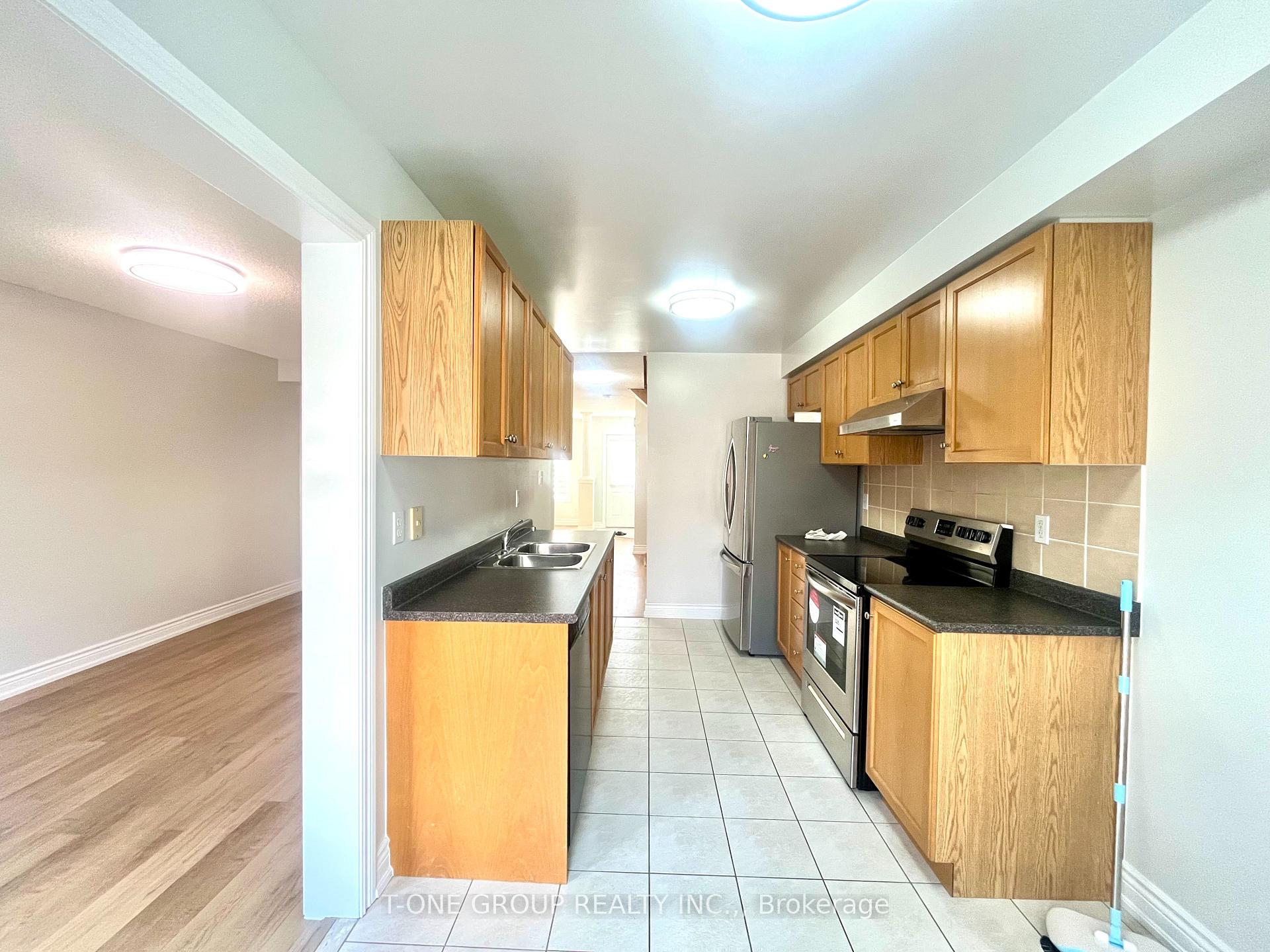 Photo 10 of 28 Ian Baron Avenue, Markham, Village Green-South Unionville — HOMEH