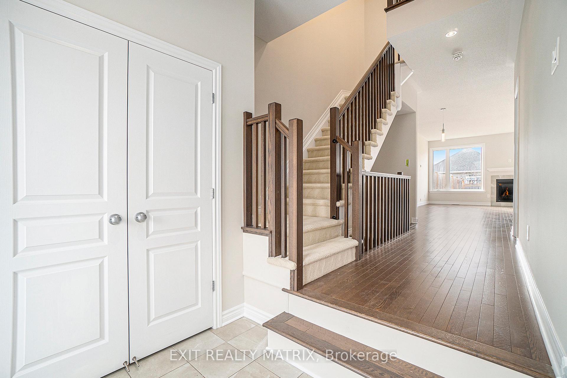 Photo 3 of 305 Livery Street, Ottawa, Kanata - Emerald Meadows/Trailwest — HOMEH