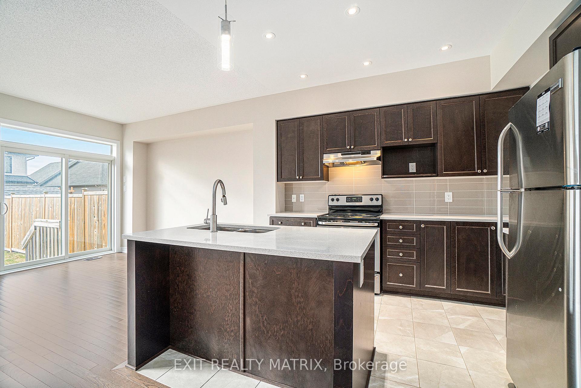 Photo 11 of 305 Livery Street, Ottawa, Kanata - Emerald Meadows/Trailwest — HOMEH