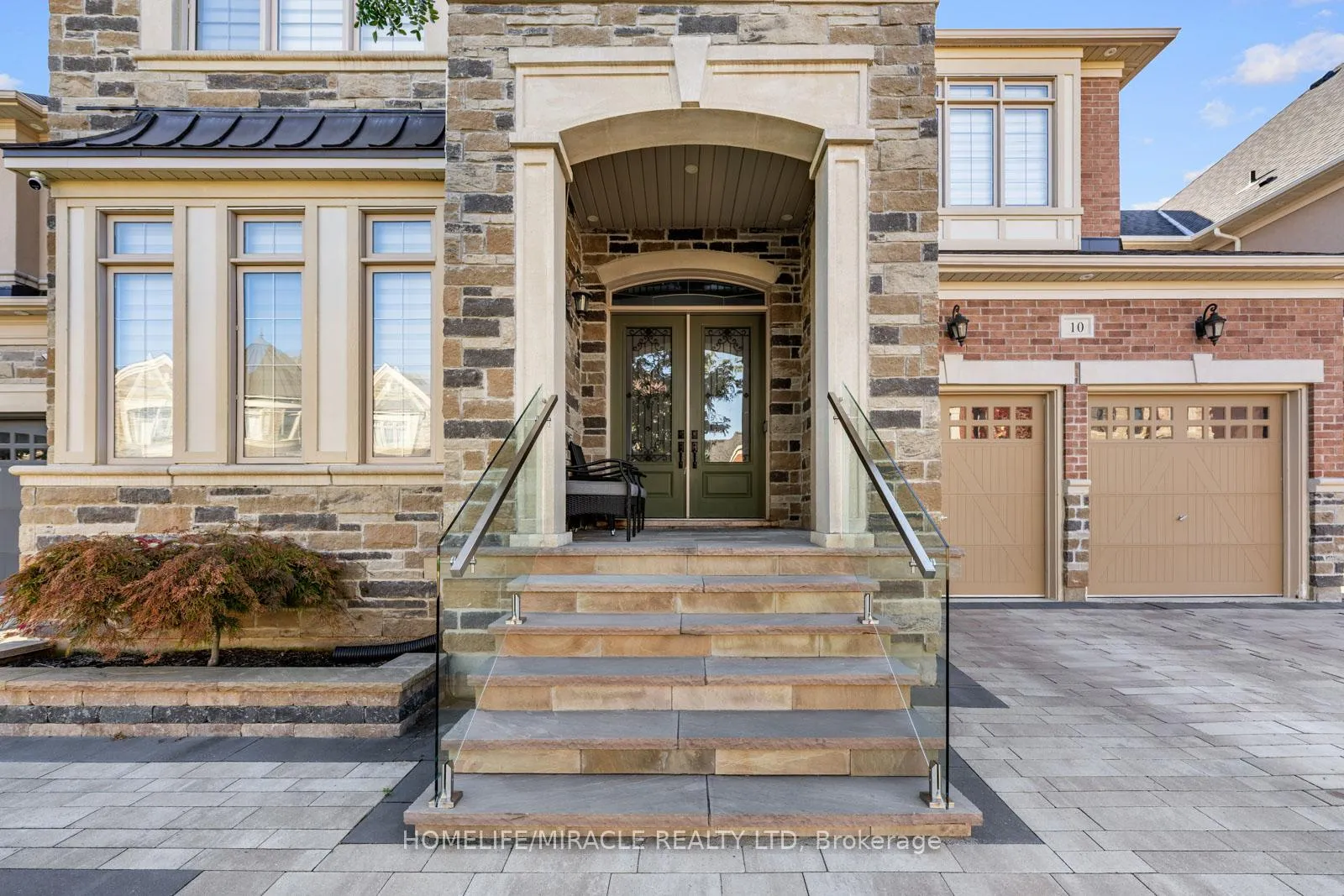 Photo 4 of 10 Erintown Crescent, Brampton, Toronto Gore Rural Estate — HOMEH