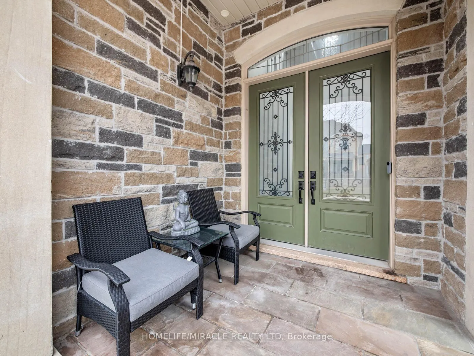 Photo 5 of 10 Erintown Crescent, Brampton, Toronto Gore Rural Estate — HOMEH