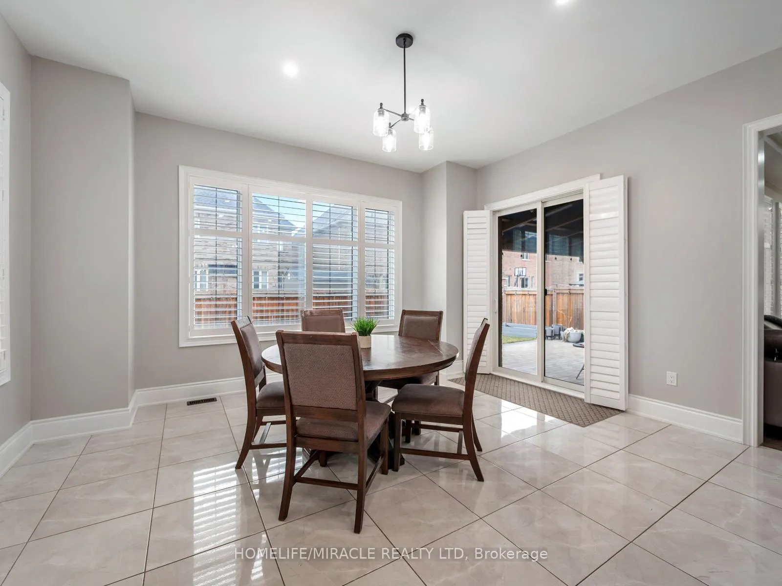 Photo 17 of 10 Erintown Crescent, Brampton, Toronto Gore Rural Estate — HOMEH