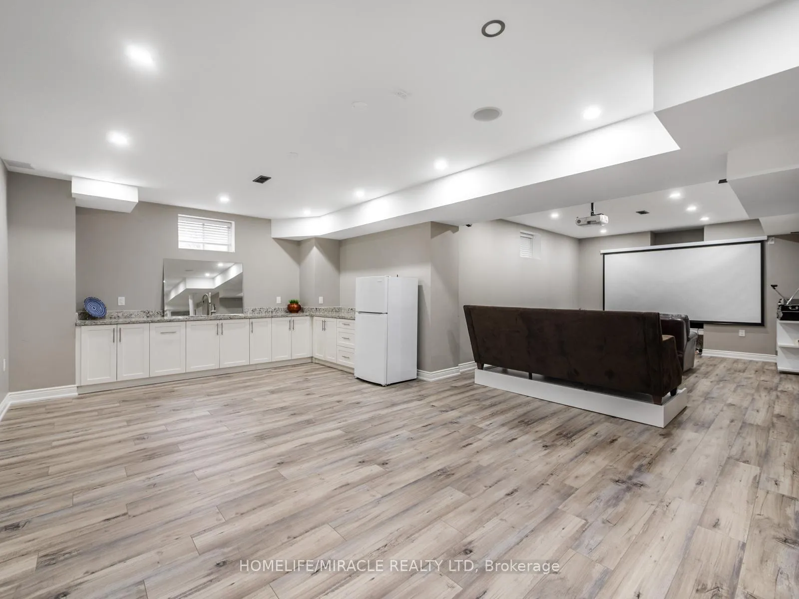 Photo 35 of 10 Erintown Crescent, Brampton, Toronto Gore Rural Estate — HOMEH