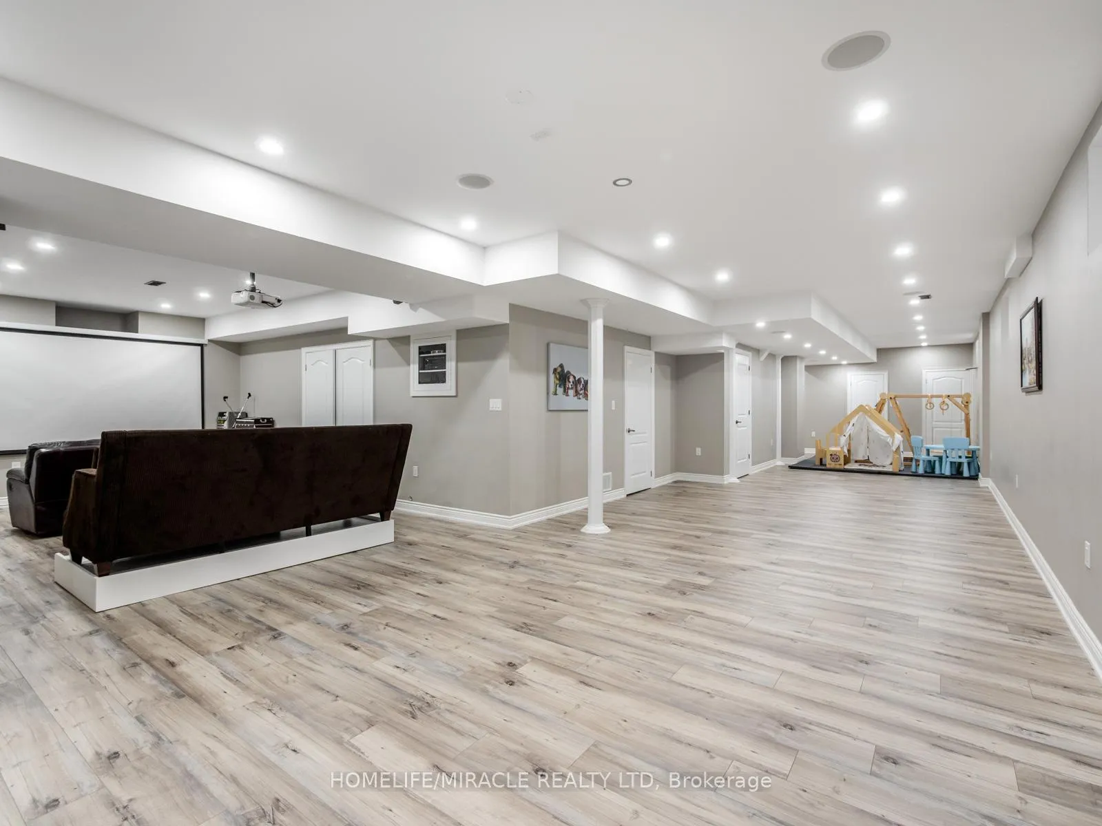 Photo 39 of 10 Erintown Crescent, Brampton, Toronto Gore Rural Estate — HOMEH