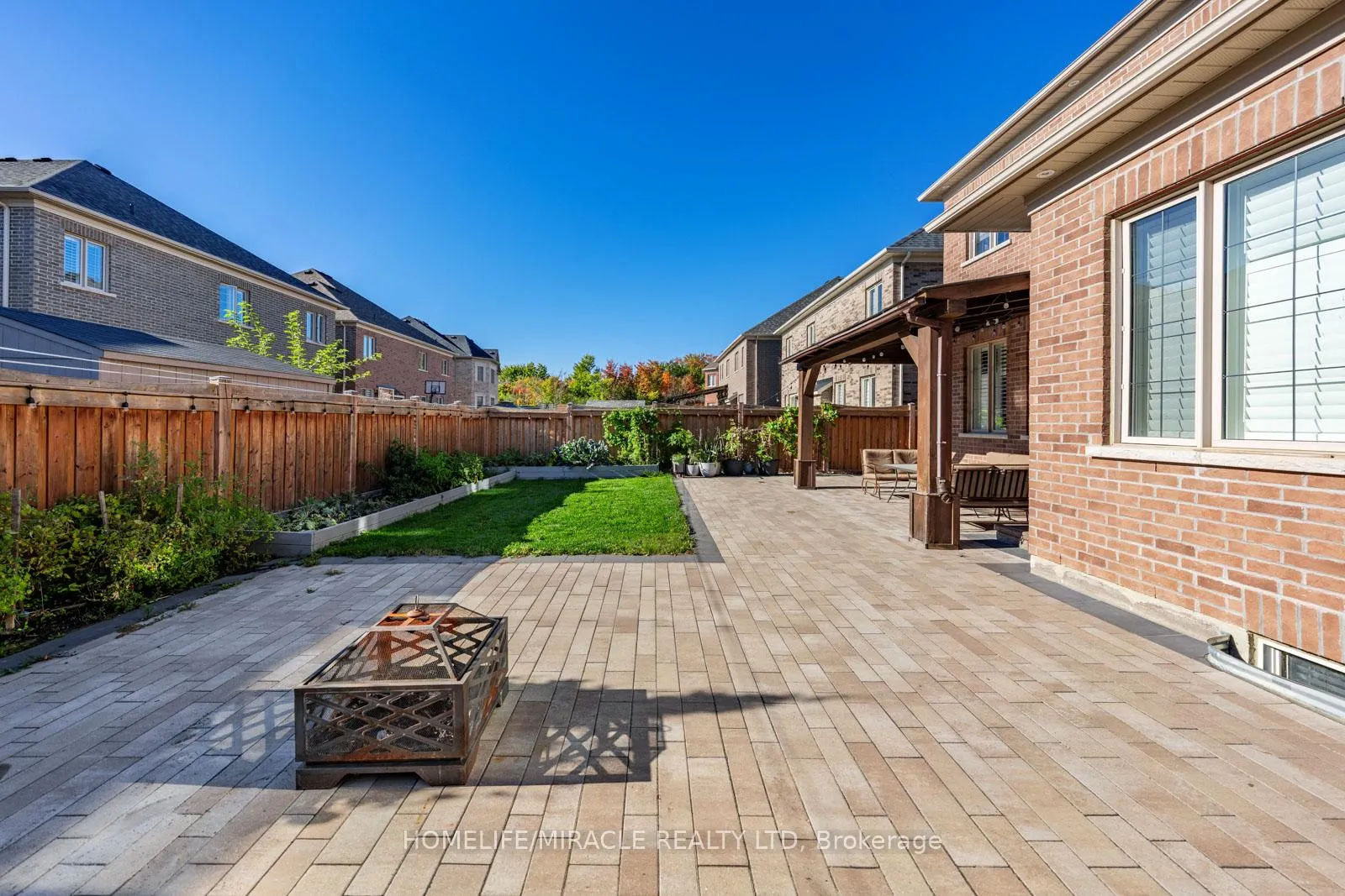 Photo 43 of 10 Erintown Crescent, Brampton, Toronto Gore Rural Estate — HOMEH