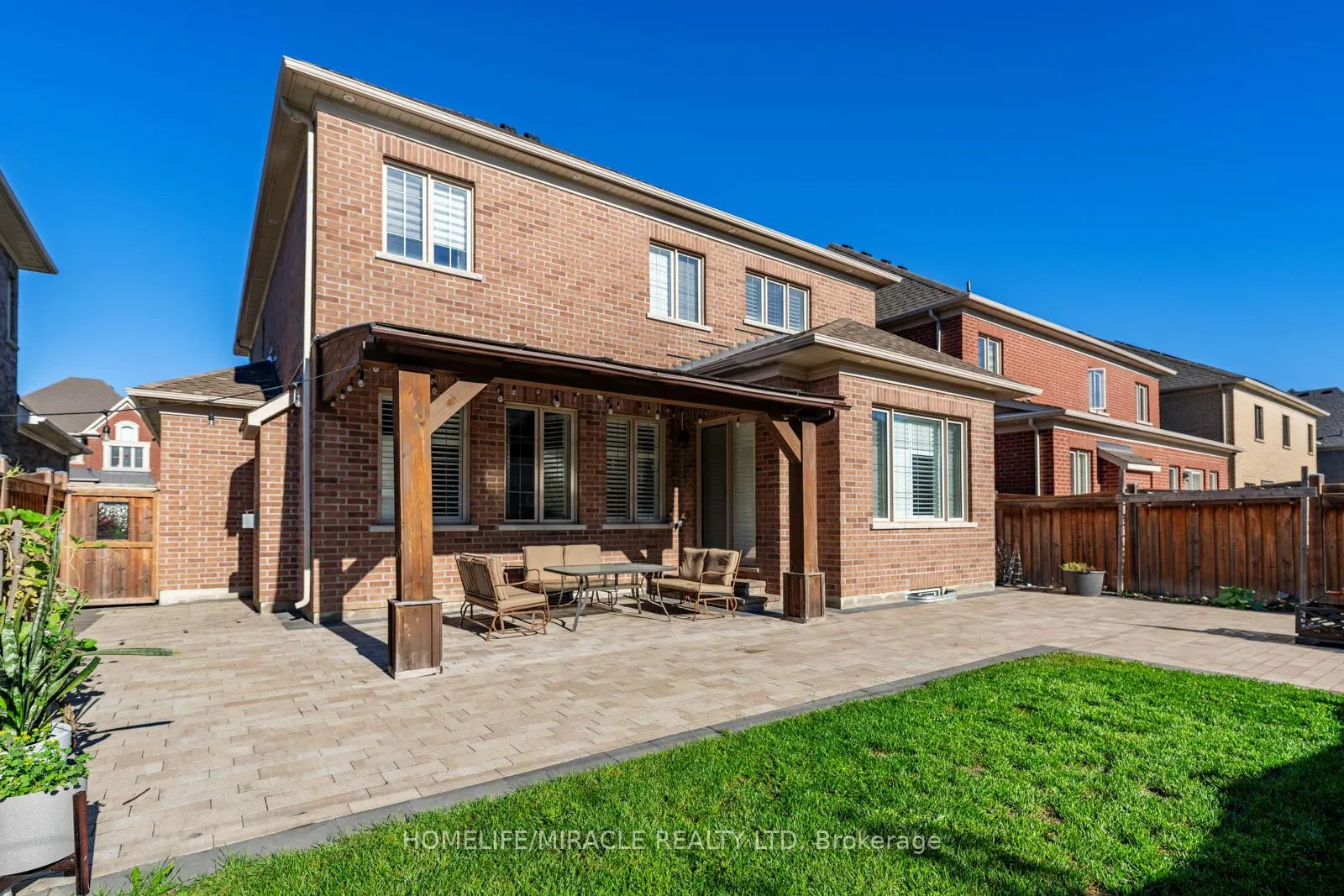 Photo 45 of 10 Erintown Crescent, Brampton, Toronto Gore Rural Estate — HOMEH