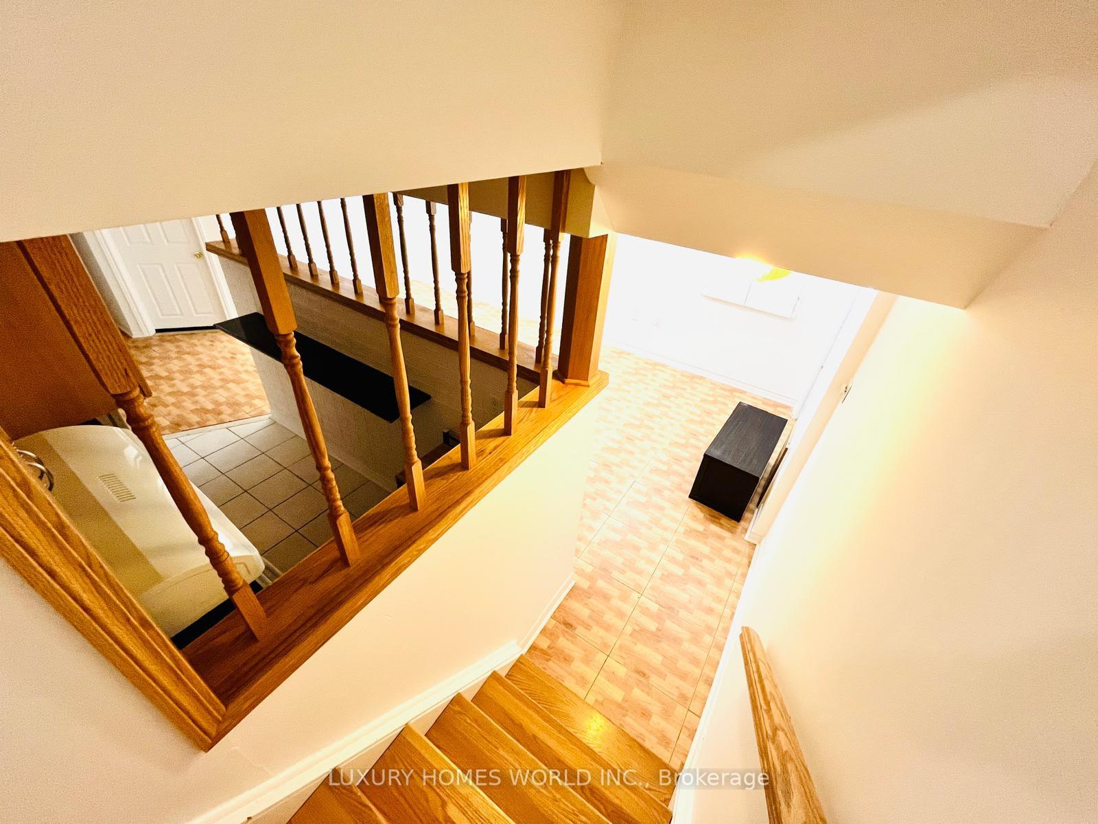 Photo 3 of 30 Avenida Street, Markham, Middlefield — HOMEH