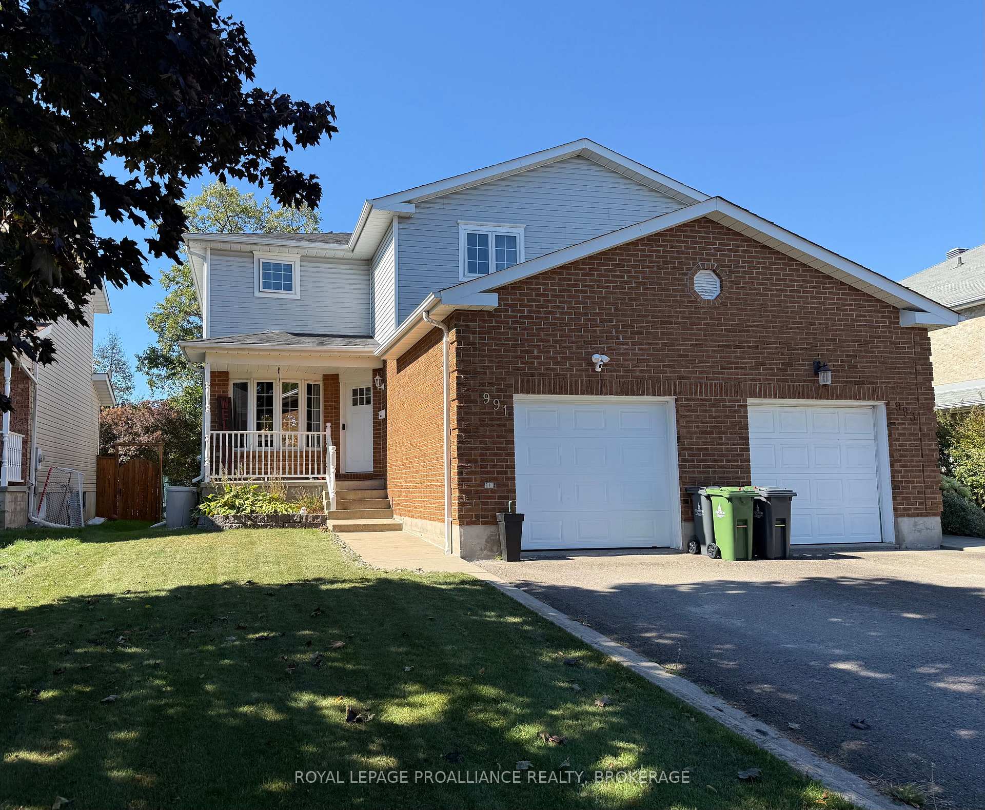Front of 991 Waterbury Crescent