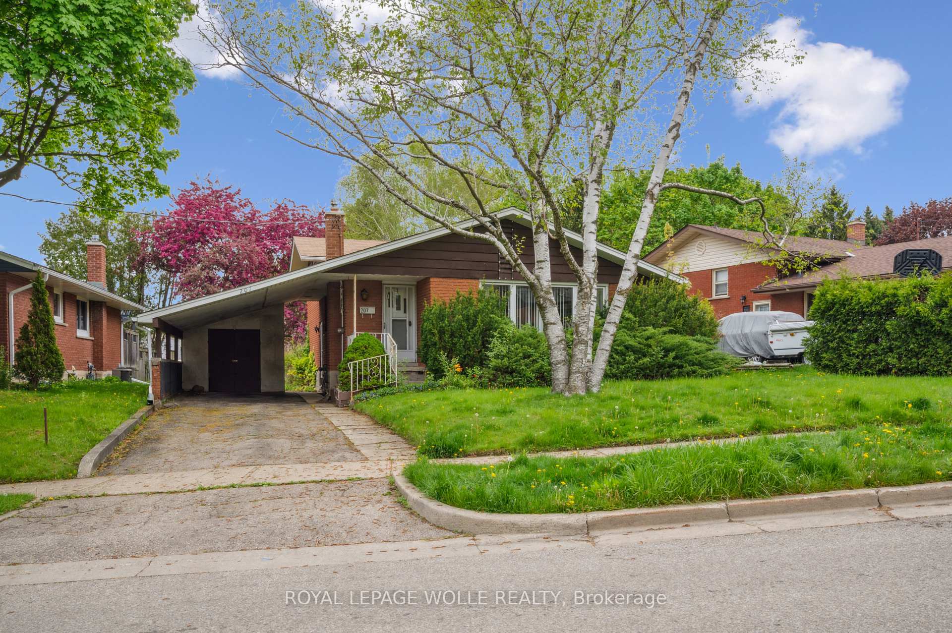 Photo 1 of 207 Sweetbriar Drive, Kitchener — HOMEH