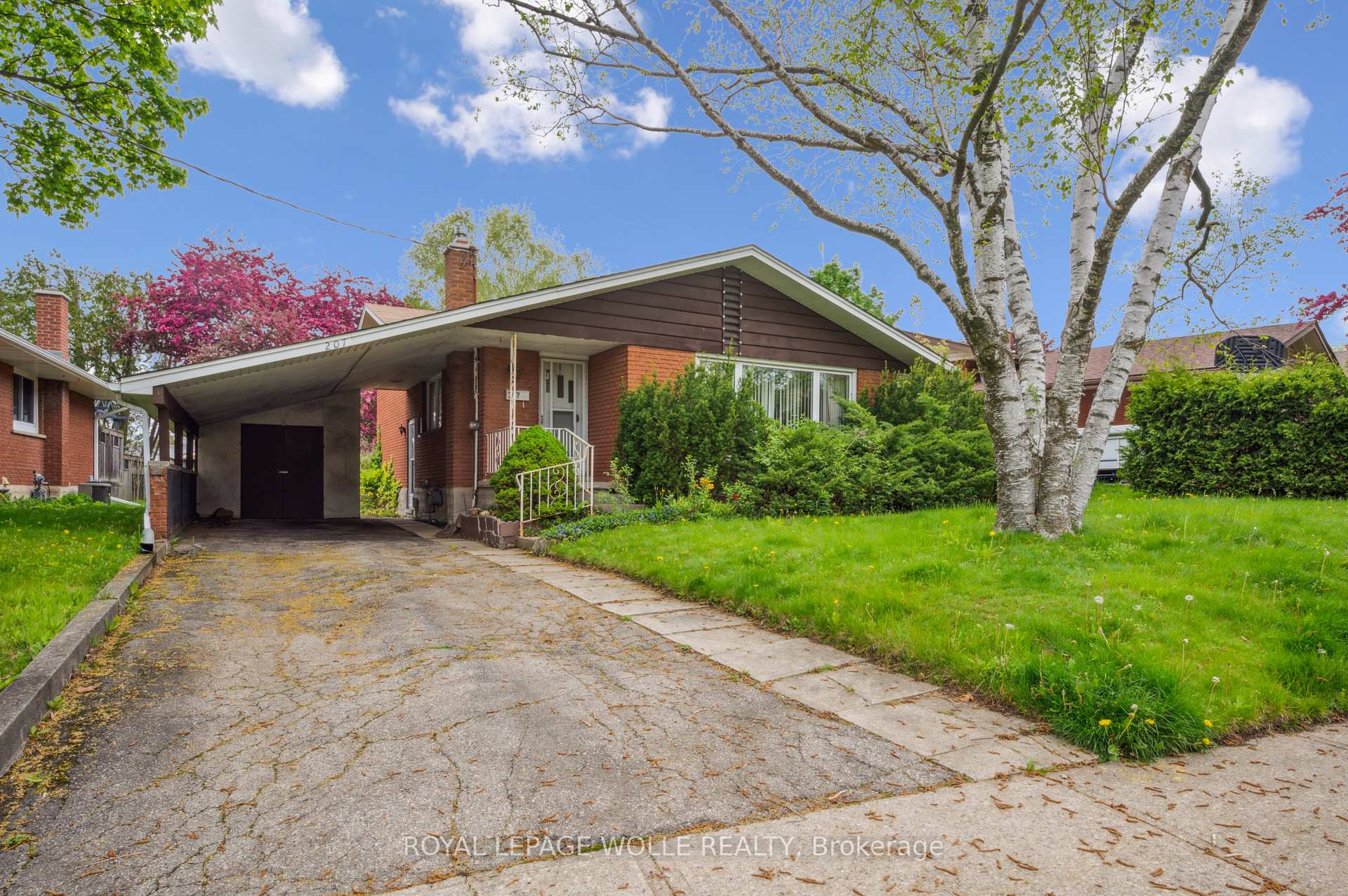 Photo 2 of 207 Sweetbriar Drive, Kitchener — HOMEH