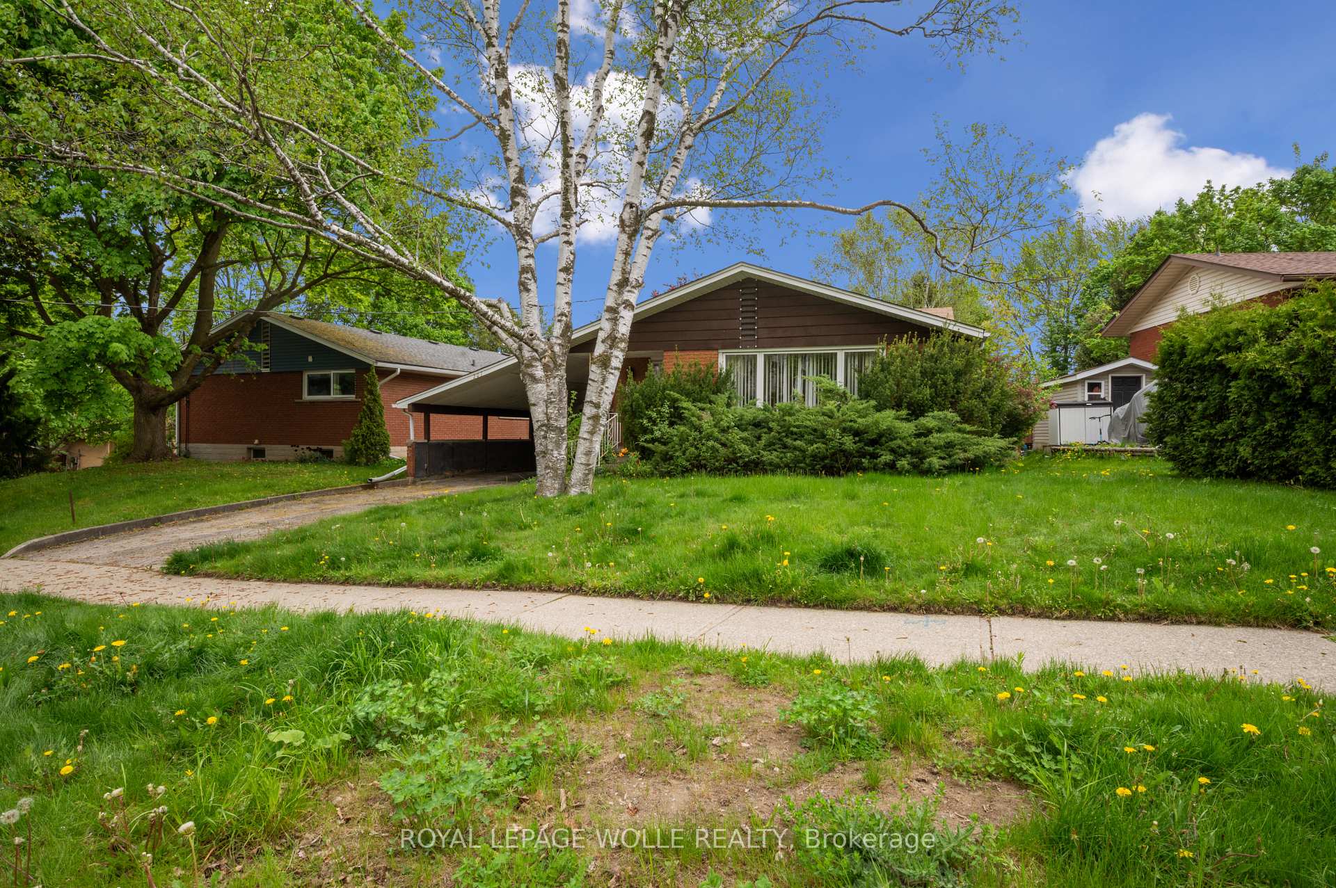 Photo 3 of 207 Sweetbriar Drive, Kitchener — HOMEH
