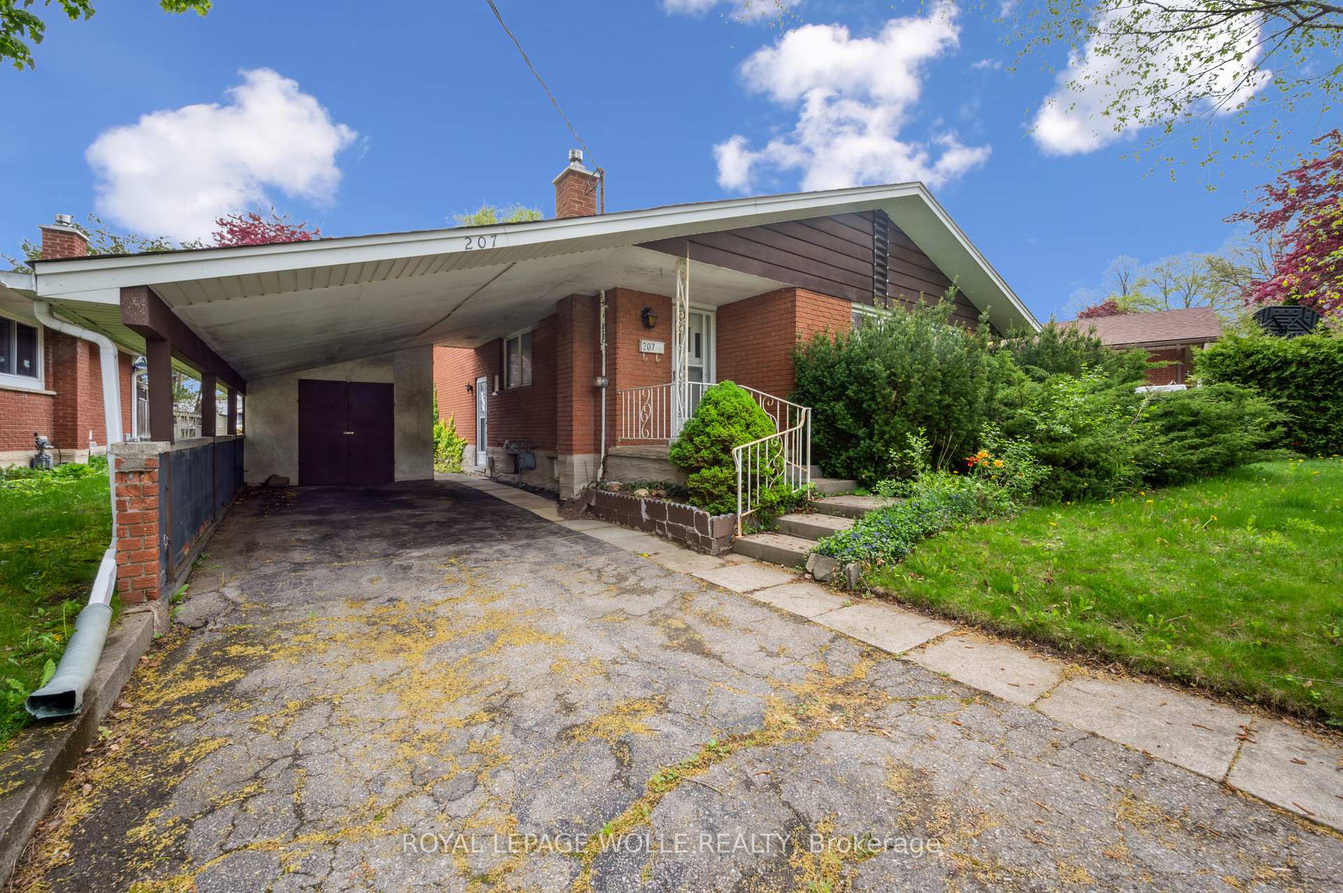 Photo 4 of 207 Sweetbriar Drive, Kitchener — HOMEH