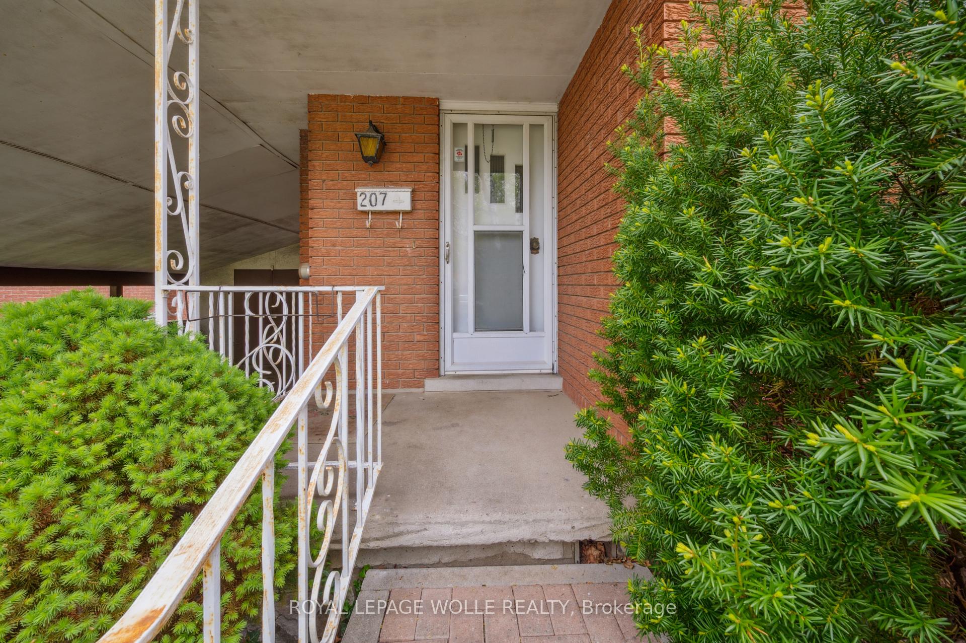 Photo 5 of 207 Sweetbriar Drive, Kitchener — HOMEH