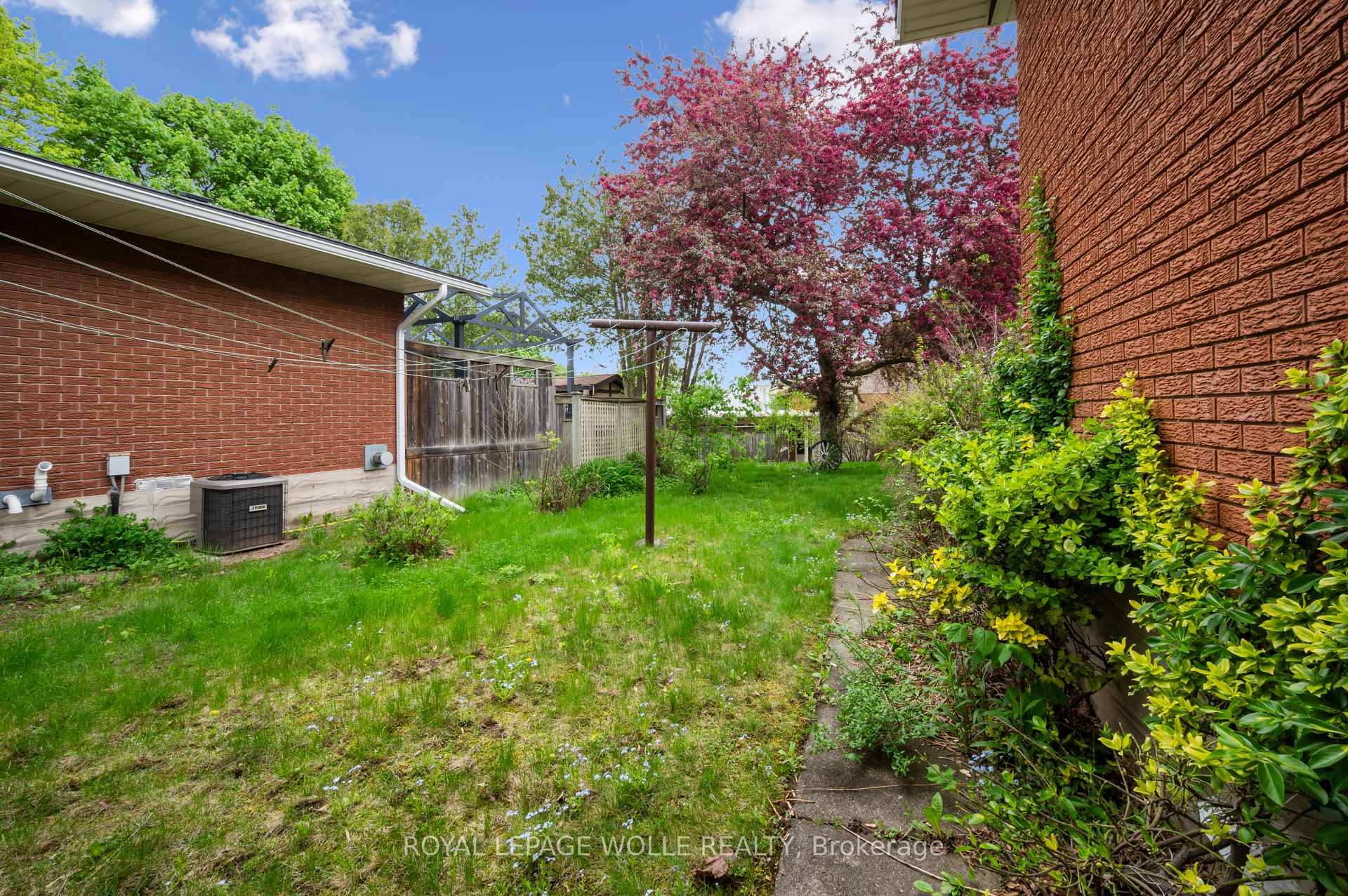 Photo 34 of 207 Sweetbriar Drive, Kitchener — HOMEH