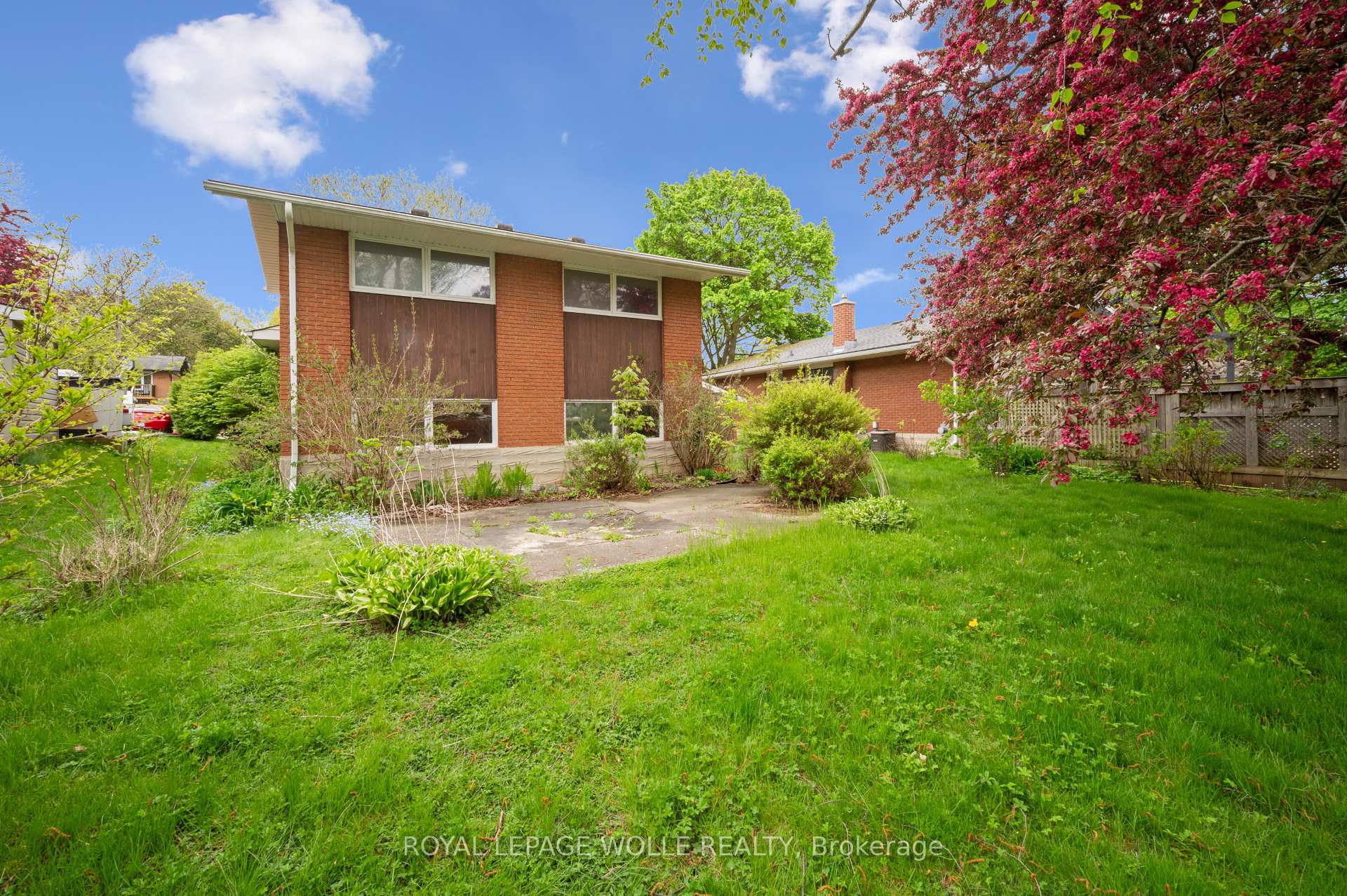 Photo 38 of 207 Sweetbriar Drive, Kitchener — HOMEH