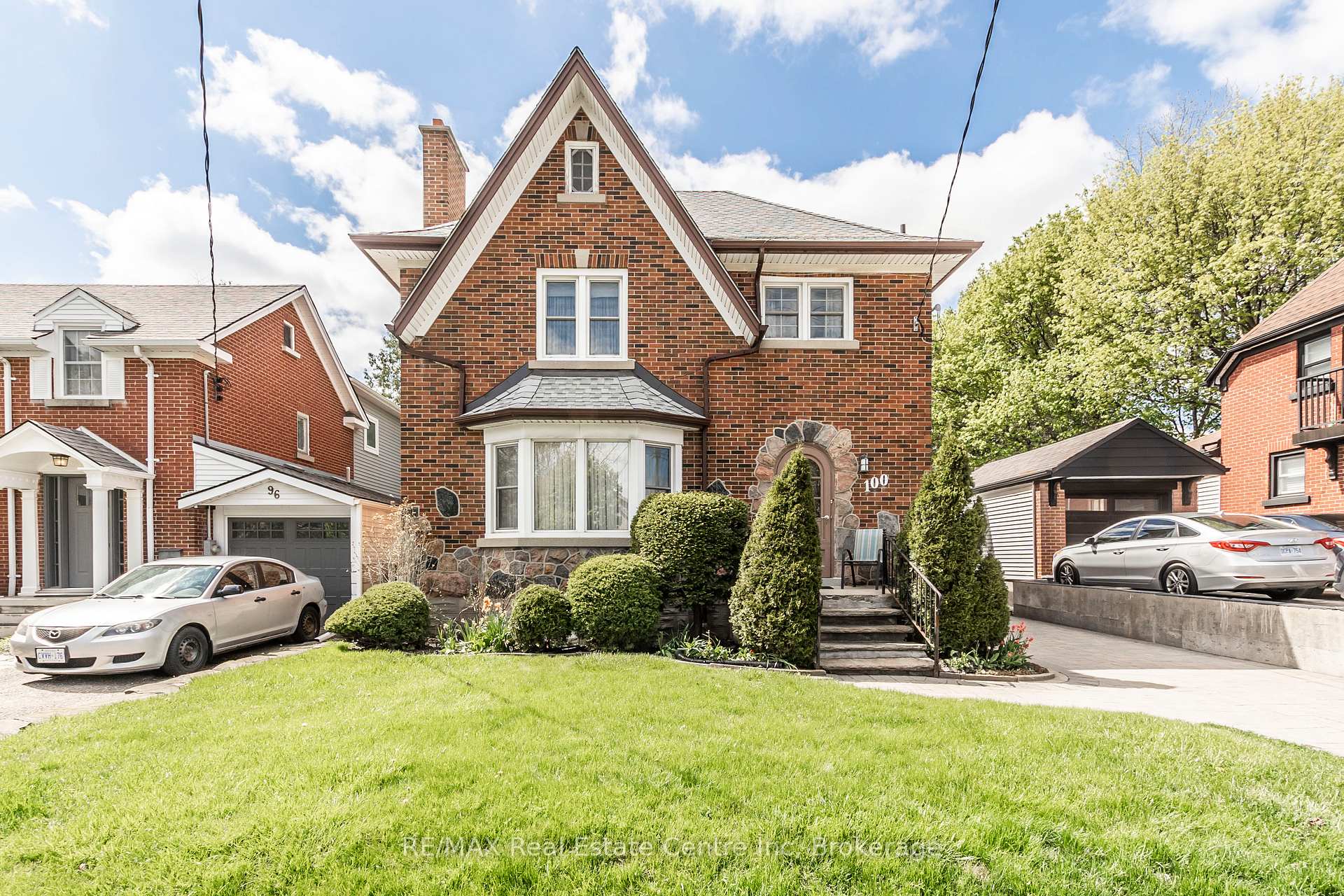 Front of 100 Borden Avenue N