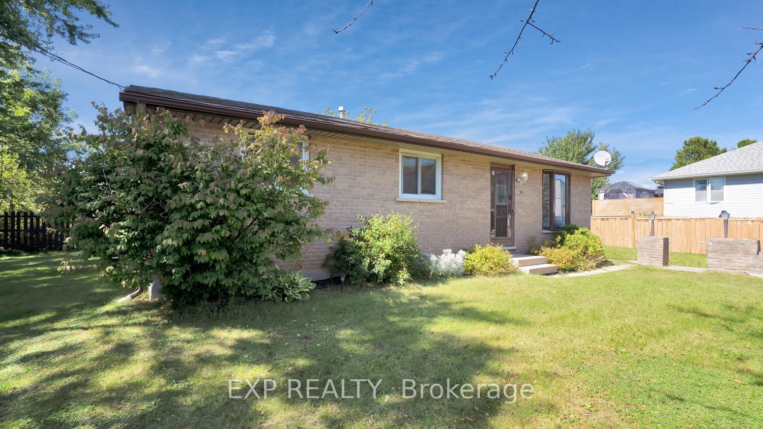 Photo 3 of 167 Railway Avenue, Middlesex Centre, Komoka — HOMEH