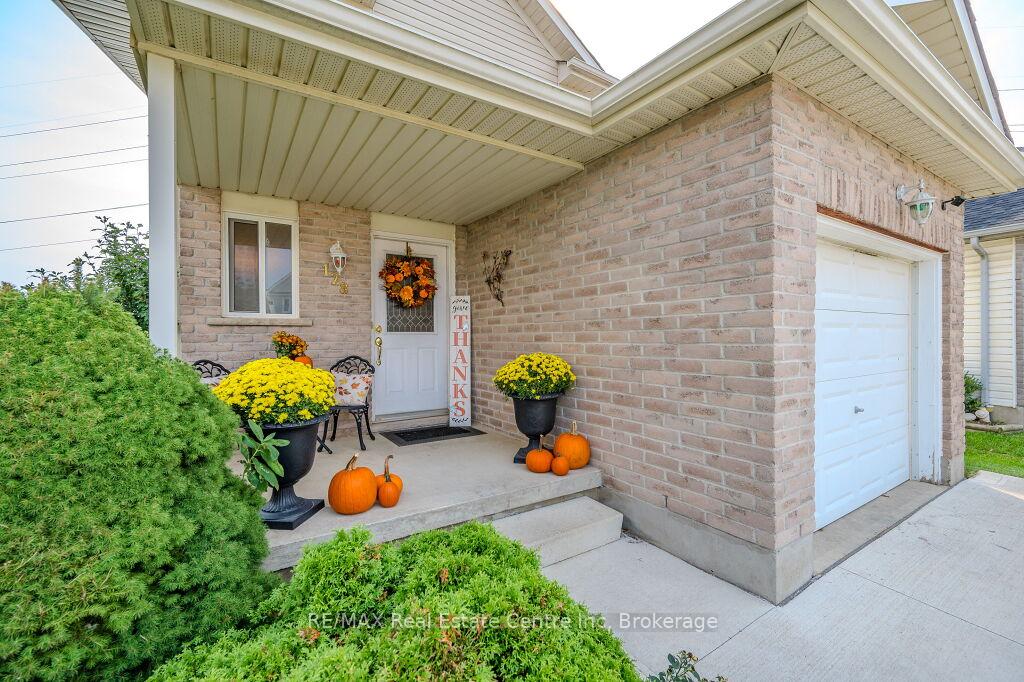 Photo 4 of 128 Henhoeffer Crescent, Kitchener — HOMEH