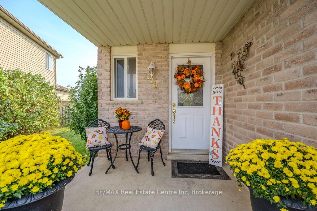 Photo 5 of 128 Henhoeffer Crescent, Kitchener — HOMEH