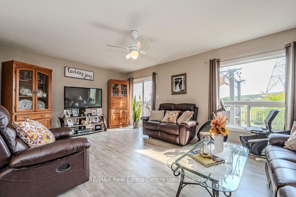 Photo 12 of 128 Henhoeffer Crescent, Kitchener — HOMEH