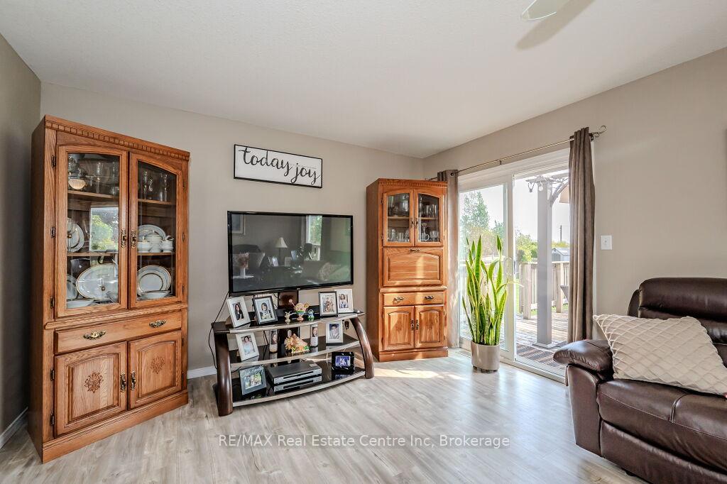 Photo 13 of 128 Henhoeffer Crescent, Kitchener — HOMEH