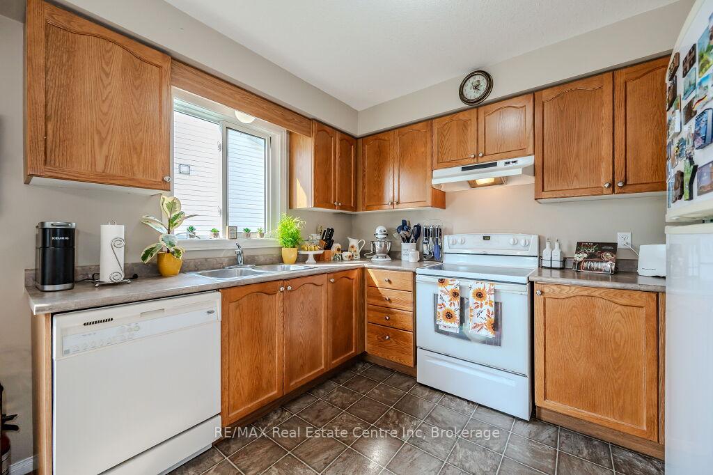 Photo 15 of 128 Henhoeffer Crescent, Kitchener — HOMEH
