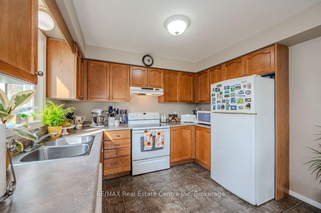 Photo 16 of 128 Henhoeffer Crescent, Kitchener — HOMEH